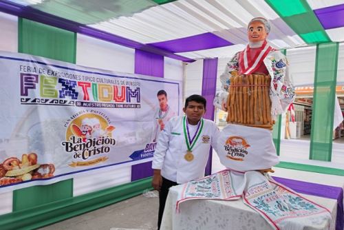 En la feria también se exhiben y comercializan panes con alegorías como la alforja Fexticum, la carreta y la palana, que llaman mucho la atención del público.