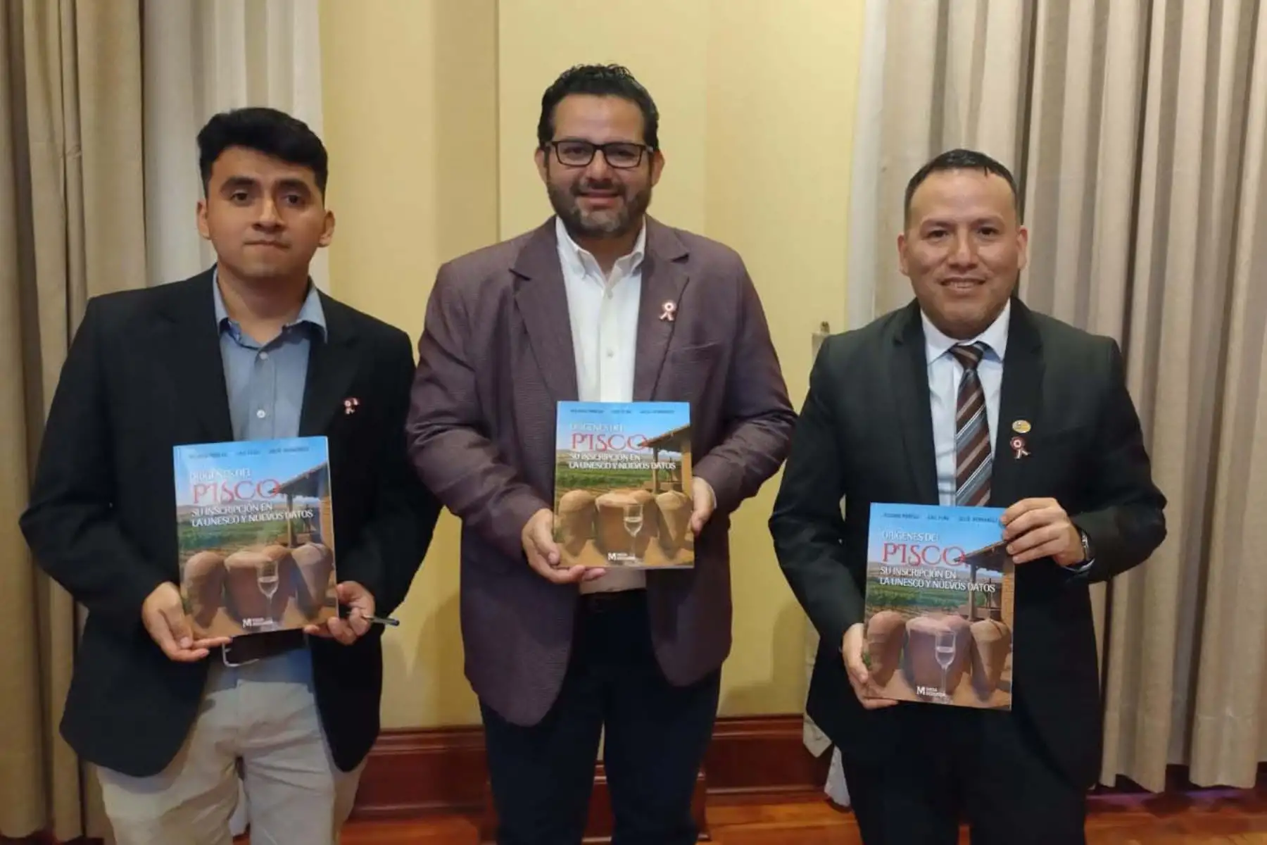 Investigadores y autores del libro "Orígenes del pisco, su inscripción en la Unesco y nuevos datos". Foto: ANDINA/Difusión