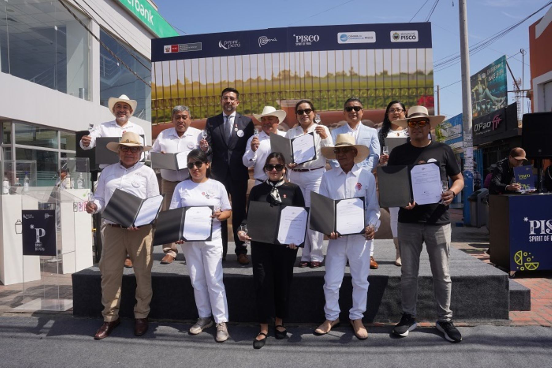 Las bodegas vitivinícolas que recibieron la licencia de uso de la Marca Perú son: bodega El Olivar, La Plantada, Murga, La Sentencia, Agroindustria Lorenzo D