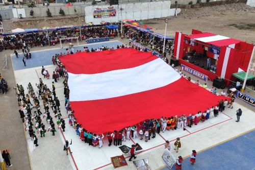Villa El Salvador unió al Perú con fiesta de danzas y la bandera más grande de Lima. Foto: ANDINA/Difusión.