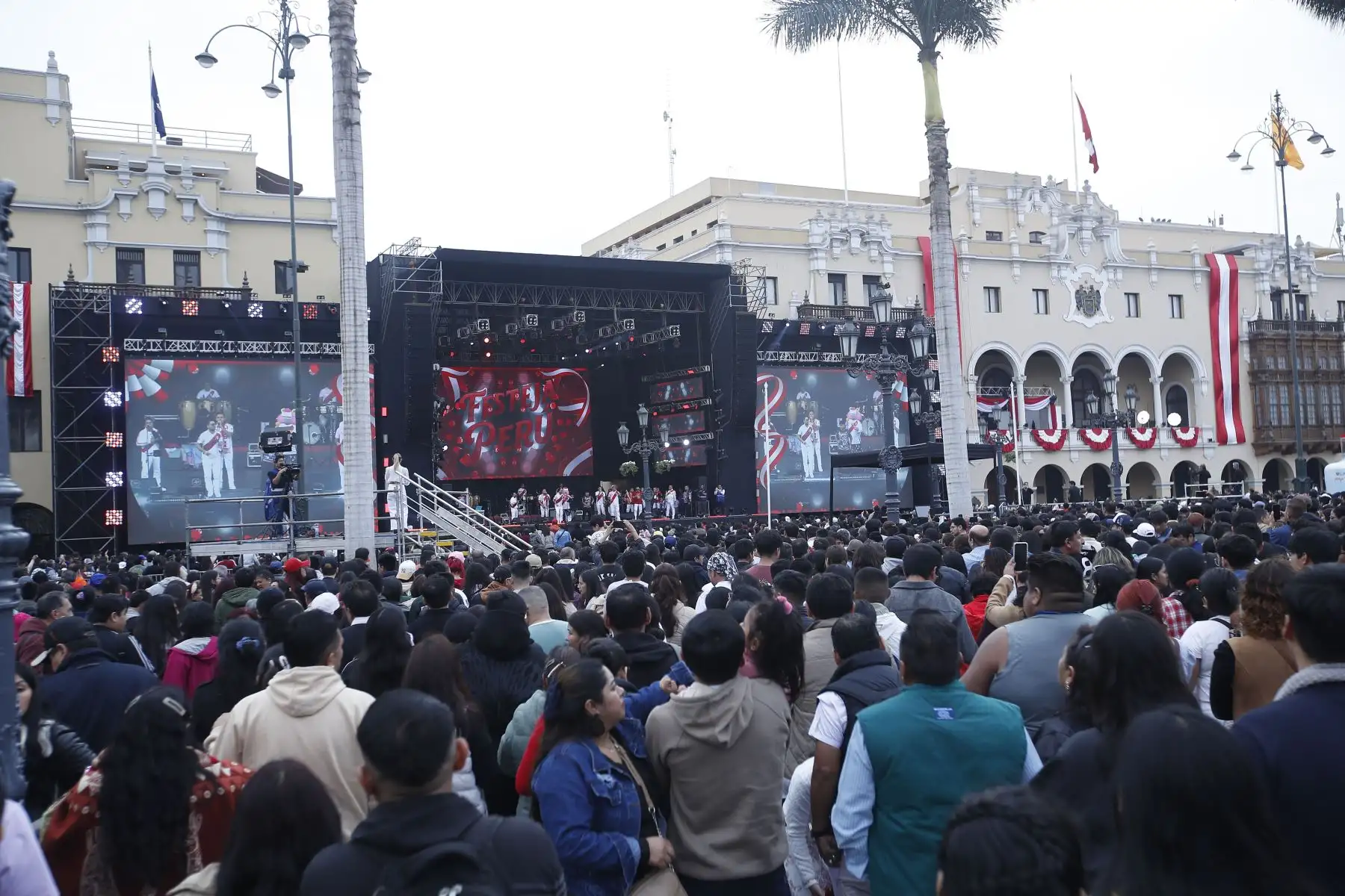 Municipalidad de Lima celebra las Fiestas Patrias con gran  concierto " Festeja Perú " que inicia  con la presentación musical de Hey Hey Camahuey, Zaperoko, Kate Candela, Bella Bella y Charanga Habanera y otros.
Foto: ANDINA/Eddy Ramos