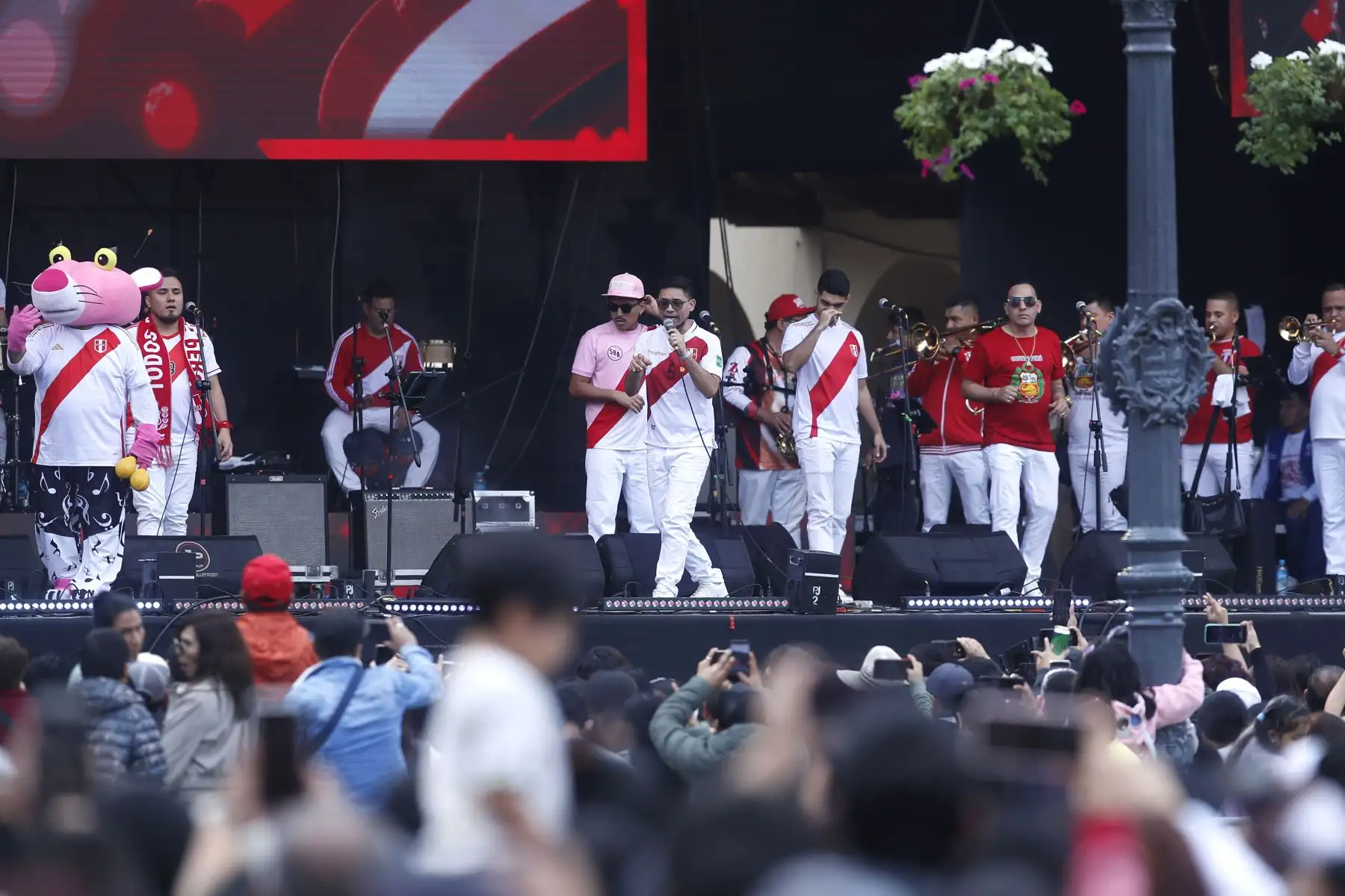 Municipalidad de Lima celebra las Fiestas Patrias con gran  concierto " Festeja Perú " que inicia  con la presentación musical de Hey Hey Camahuey, Zaperoko, Kate Candela, Bella Bella y Charanga Habanera y otros.
Foto: ANDINA/Eddy Ramos
