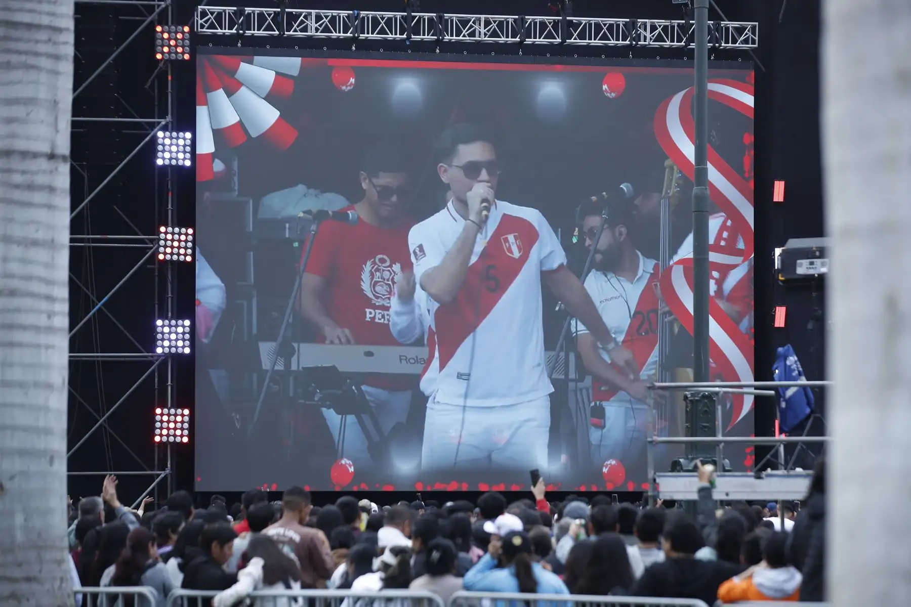 Municipalidad de Lima celebra las Fiestas Patrias con gran  concierto " Festeja Perú " que inicia  con la presentación musical de Hey Hey Camahuey, Zaperoko, Kate Candela, Bella Bella y Charanga Habanera y otros.
Foto: ANDINA/Eddy Ramos