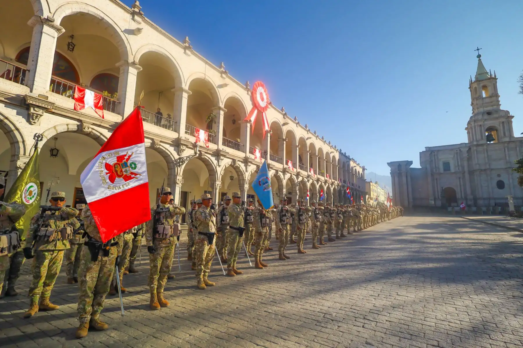 Arequipa dio inicio a las celebraciones por el 204.º aniversario de la independencia del Perú con el tradicional Paseo de la Bandera, una ceremonia cargada de simbolismo que reunió a autoridades, instituciones y ciudadanos en el corazón del Centro Histórico.
Foto: cortesía Diego Ramos