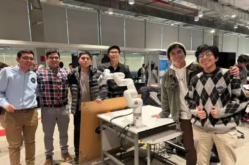 El sistema incluye un brazo robótico modelo XARM 6, una réplica manipulada a distancia con un gripper personalizado, y una interfaz con retroalimentación háptica.