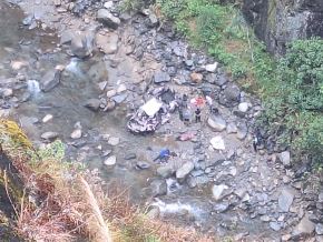 Un nuevo trágico accidente ocurrió en la Carretera Central, en el tramo Tarma - Chanchamayo. Esta vez un vehículo cayó a un abismo falleciendo siete personas y un menor resultó herido. ANDINA/Difusión