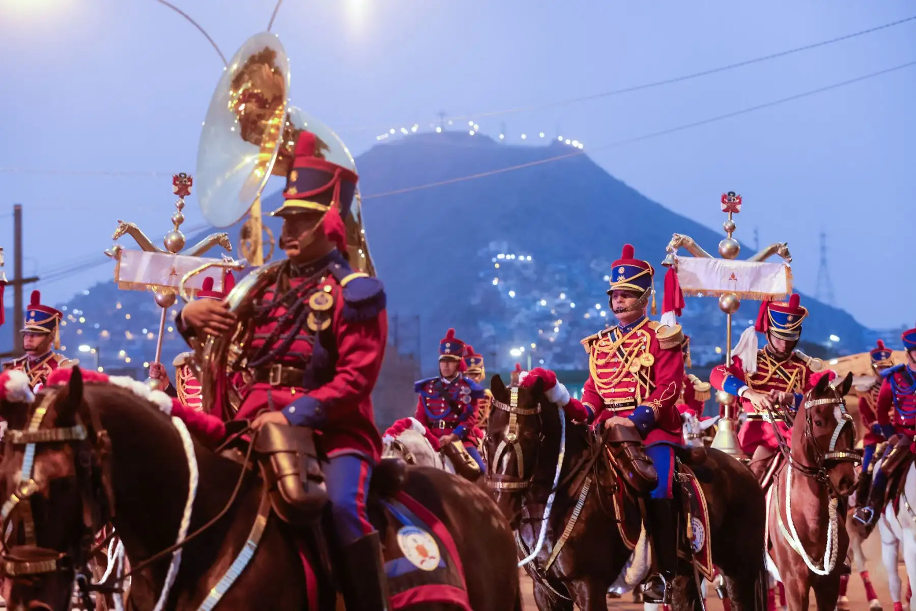 El Centro Histórico amaneció de rojo y blanco como un preludio a las celebraciones por Fiestas Patrias. Con la primera luz del día, balcones, plazas y calles despertaron con banderas flameando, reflejando el fervor patriótico que recorre la ciudad desde las primeras horas del 28 de julio. Foto: ANDINA/Luis Iparraguirre