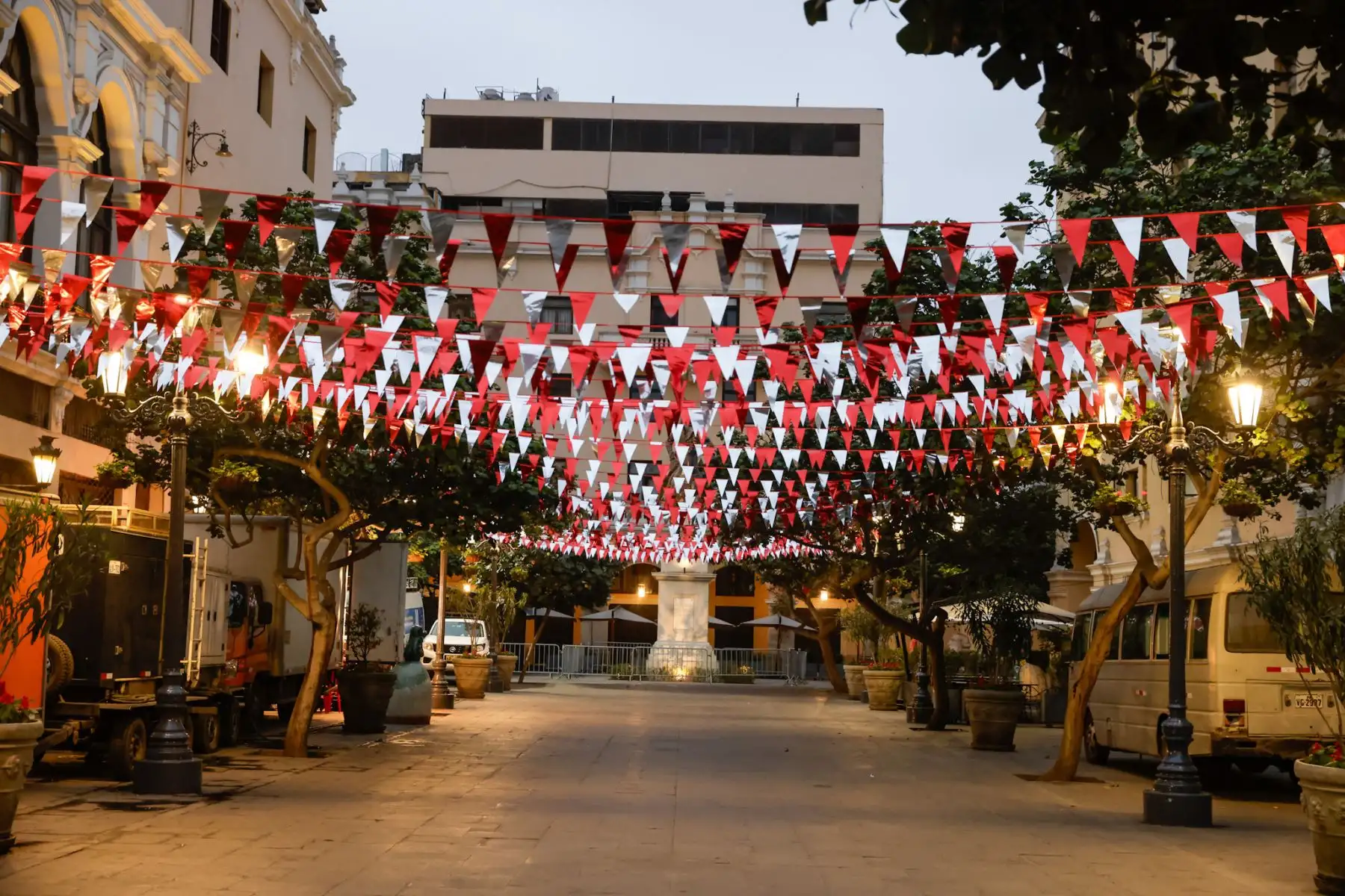 El Centro Histórico amaneció de rojo y blanco como un preludio a las celebraciones por Fiestas Patrias. Con la primera luz del día, balcones, plazas y calles despertaron con banderas flameando, reflejando el fervor patriótico que recorre la ciudad desde las primeras horas del 28 de julio. Foto: ANDINA/Luis Iparraguirre