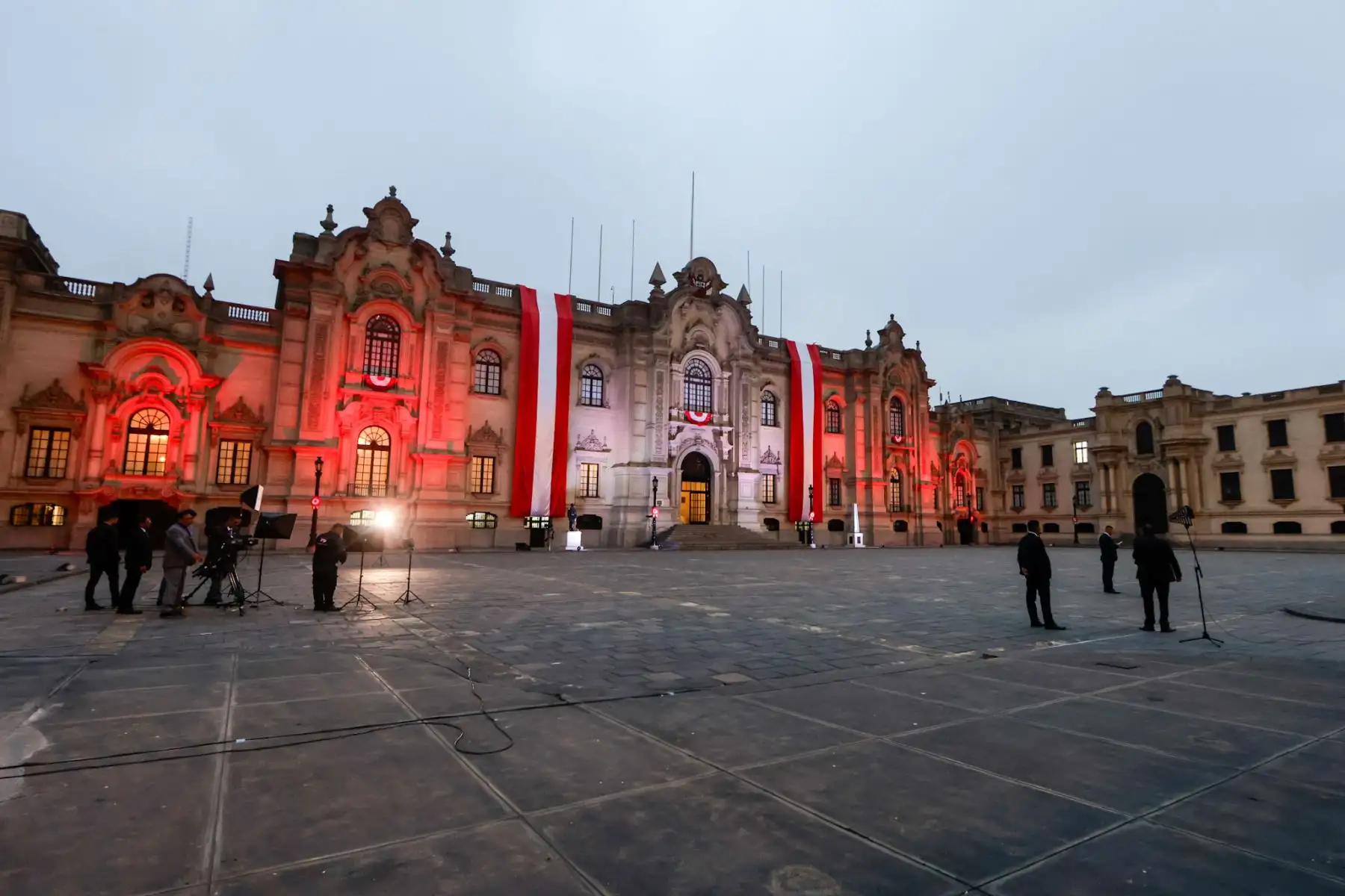 El Centro Histórico amaneció de rojo y blanco como un preludio a las celebraciones por Fiestas Patrias. Con la primera luz del día, balcones, plazas y calles despertaron con banderas flameando, reflejando el fervor patriótico que recorre la ciudad desde las primeras horas del 28 de julio. Foto: ANDINA/Luis Iparraguirre