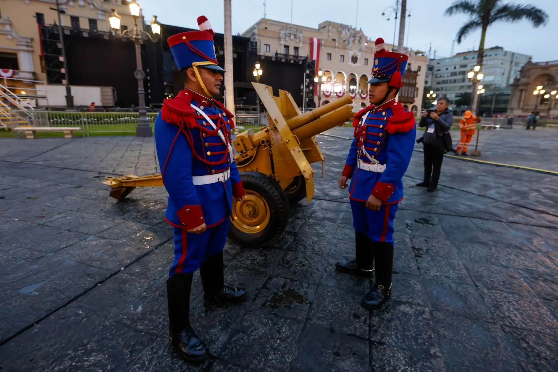 El Centro Histórico amaneció de rojo y blanco como un preludio a las celebraciones por Fiestas Patrias. Con la primera luz del día, balcones, plazas y calles despertaron con banderas flameando, reflejando el fervor patriótico que recorre la ciudad desde las primeras horas del 28 de julio. Foto: ANDINA/Luis Iparraguirre