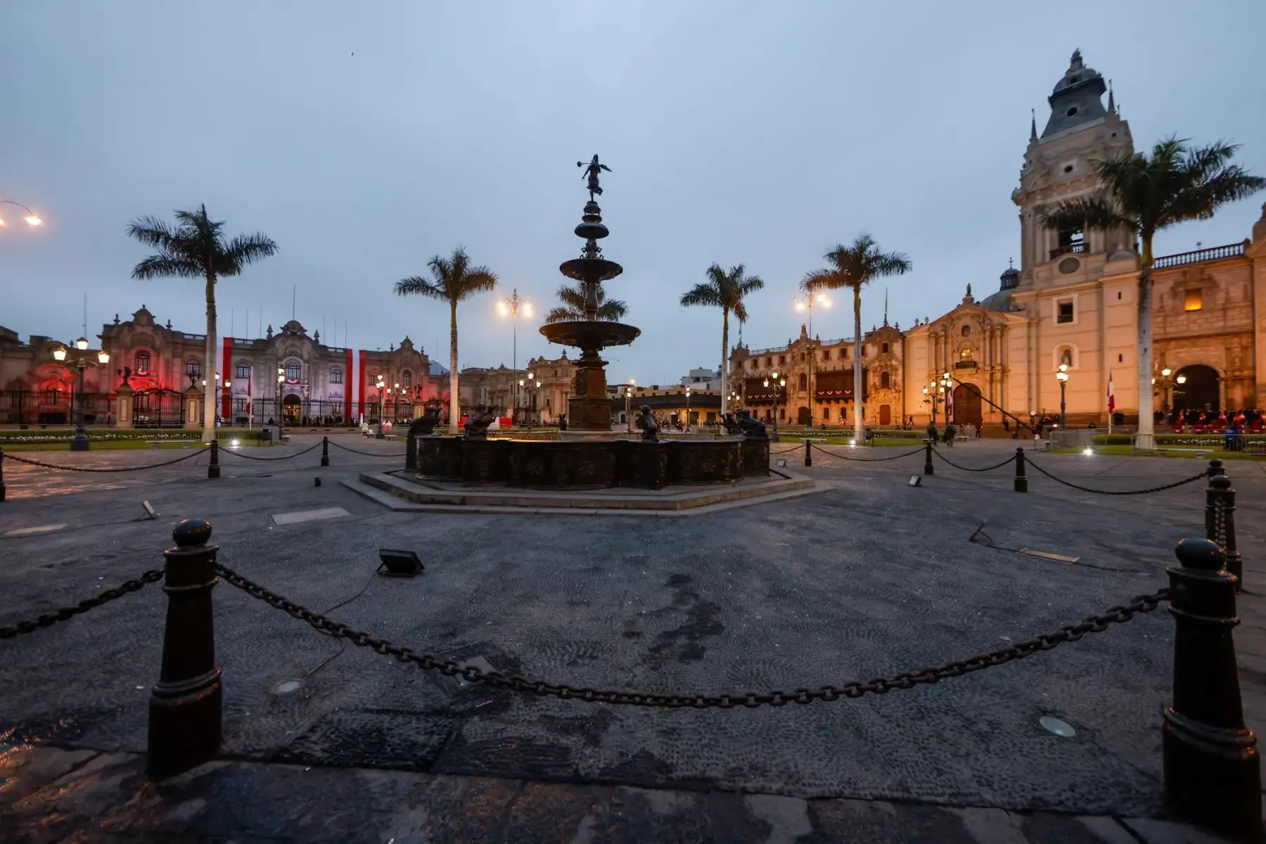 El Centro Histórico amaneció de rojo y blanco como un preludio a las celebraciones por Fiestas Patrias. Con la primera luz del día, balcones, plazas y calles despertaron con banderas flameando, reflejando el fervor patriótico que recorre la ciudad desde las primeras horas del 28 de julio. Foto: ANDINA/Luis Iparraguirre