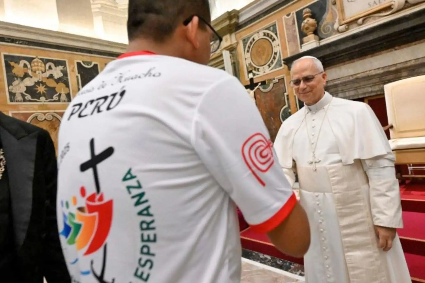 León XIV recibió con calidez a una delegación del Perú en el Jubileo de los Jóvenes. Los animó a ser misioneros y testigos de Cristo al regresar a casa, sin quedarse para sí mismos la experiencia que vivirán en Roma, sino a compartirla con los demás. Foto: Vaticano News