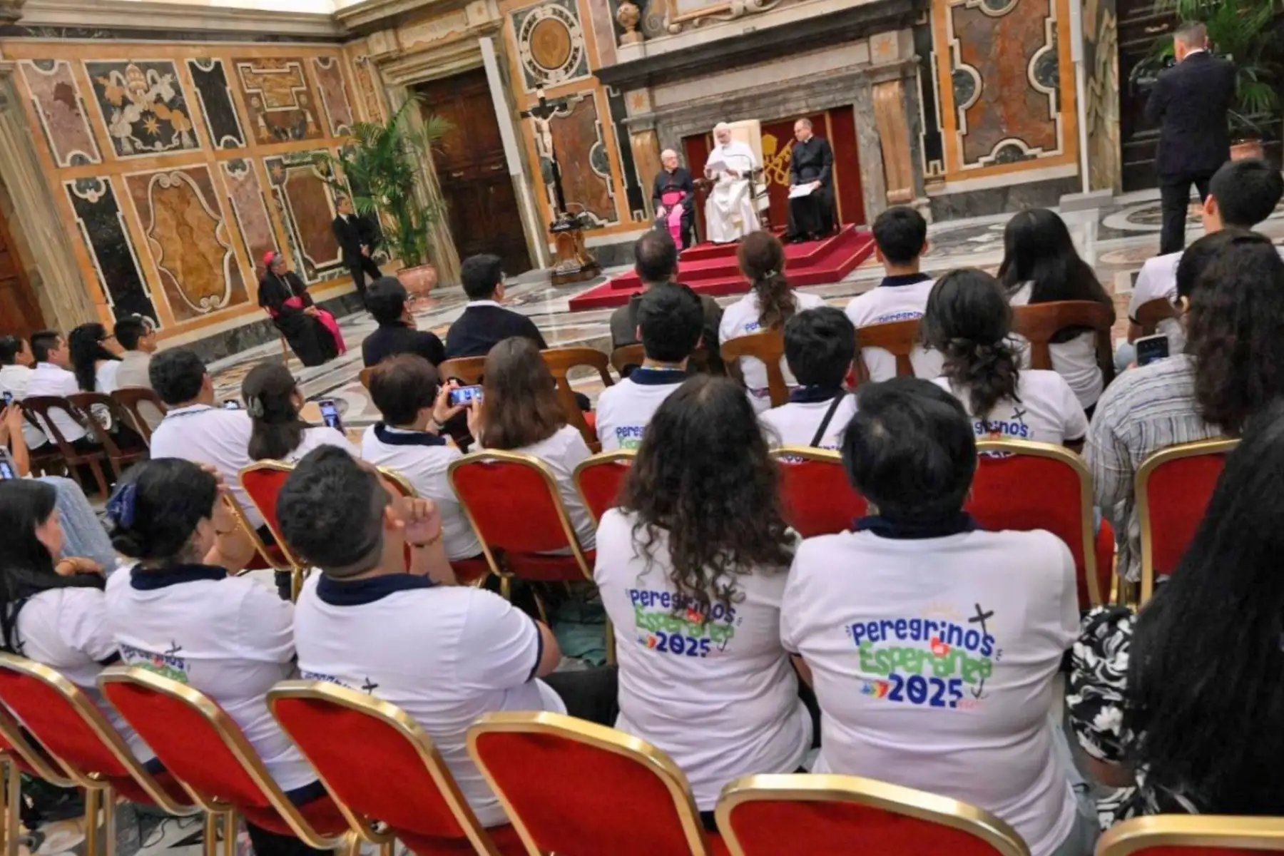 León XIV recibió con calidez a una delegación del Perú en el Jubileo de los Jóvenes. Los animó a ser misioneros y testigos de Cristo al regresar a casa, sin quedarse para sí mismos la experiencia que vivirán en Roma, sino a compartirla con los demás. Foto: Vaticano News