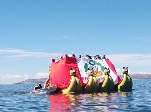 La bandera nacional del Perú de grandes dimensiones fue paseada por las aguas del lago Titicaca, cerca de las islas flotantes de los Uros, en Puno, por el 204.° aniversario de la Independencia de Perú. ANDINA/Difusión