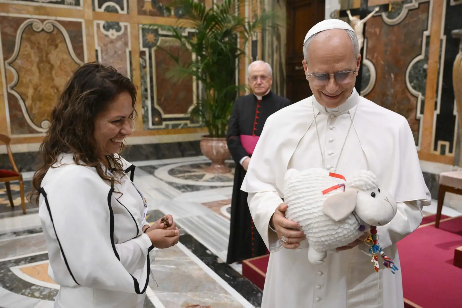 El papa León XIV recibe este lunes a un grupo de peruanos llegados a Roma para participar en el Jubileo de los Jóvenes. Foto: EFE