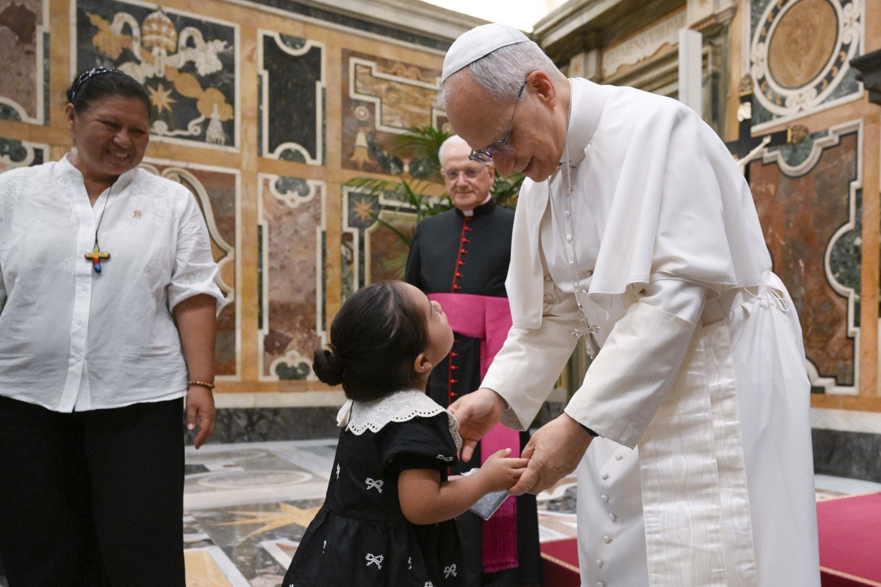 El papa León XIV recibe este lunes a un grupo de peruanos llegados a Roma para participar en el Jubileo de los Jóvenes. Foto: EFE