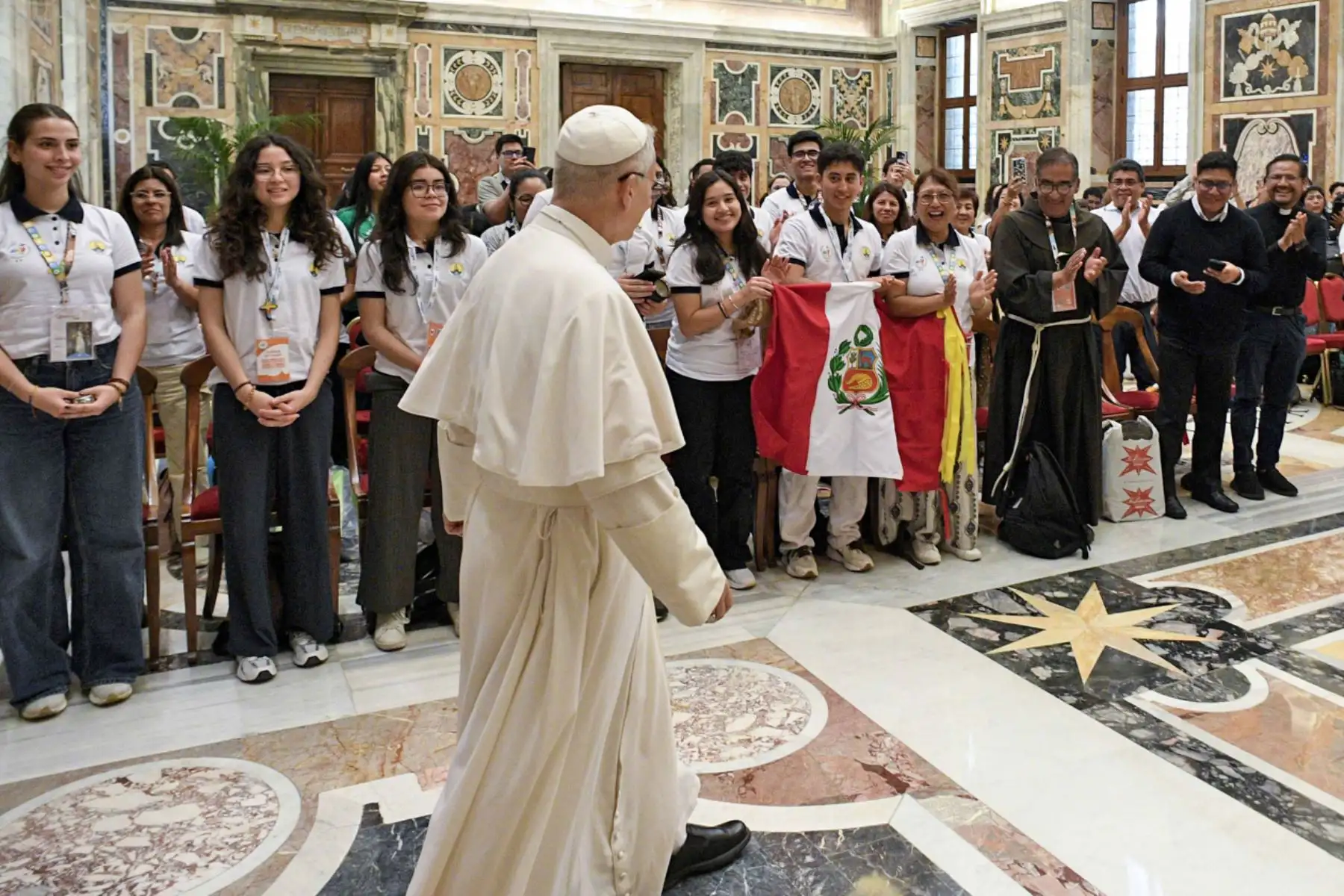 El papa León XIV recibe este lunes a un grupo de peruanos llegados a Roma para participar en el Jubileo de los Jóvenes. Foto: EFE