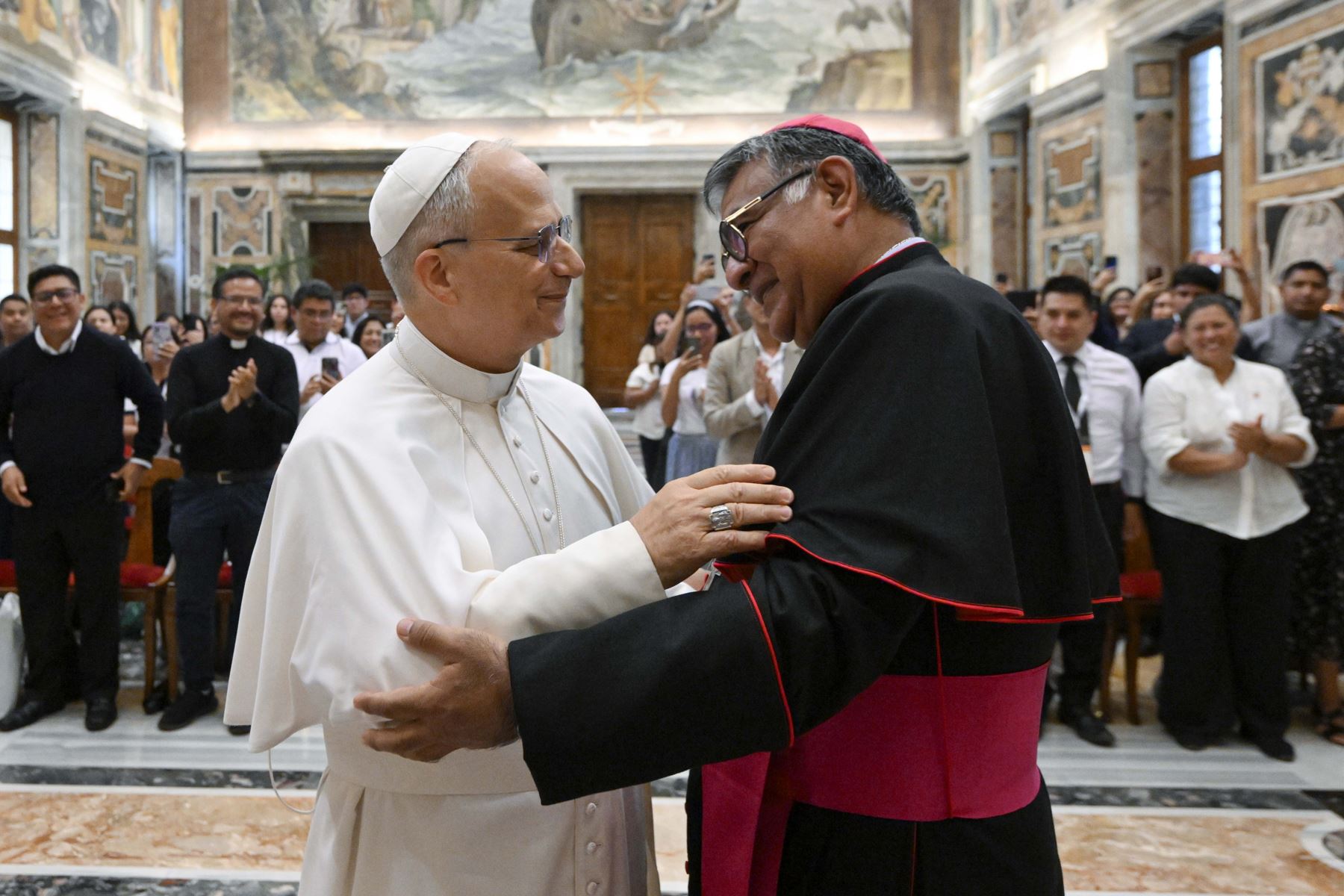El papa León XIV recibe este lunes a un grupo de peruanos llegados a Roma para participar en el Jubileo de los Jóvenes. Foto: EFE