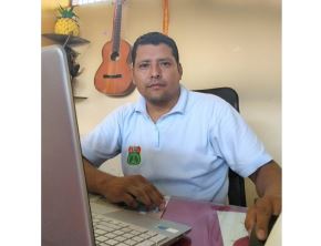 El profesor Erick John Peña Guerra, destacado docente de la región San Martín, fue reconocido con el prestigioso premio Palmas Magisteriales 2025 que otorga el Ministerio de Educación. ANDINA/Difusión