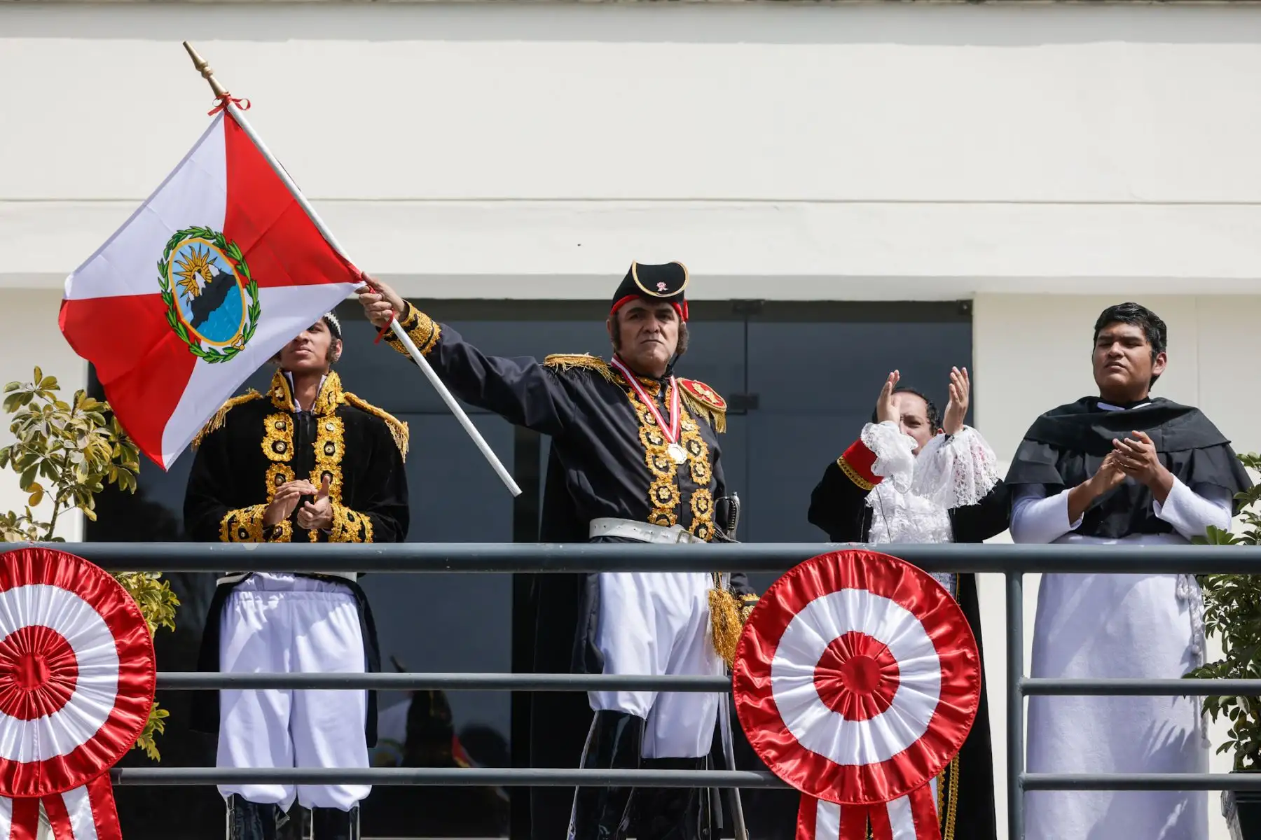 En la sede Huachipa del Parque de las Leyendas se llevó a cabo la escenificación del “Sueño de San Martín y Proclamación de la Independencia”, como parte de las celebraciones por Fiestas Patrias. La actividad incluyó una representación teatral con personajes históricos y fue presenciada por decenas de familias en un ambiente patriótico. Foto: ANDINA/Luis Iparraguirre
