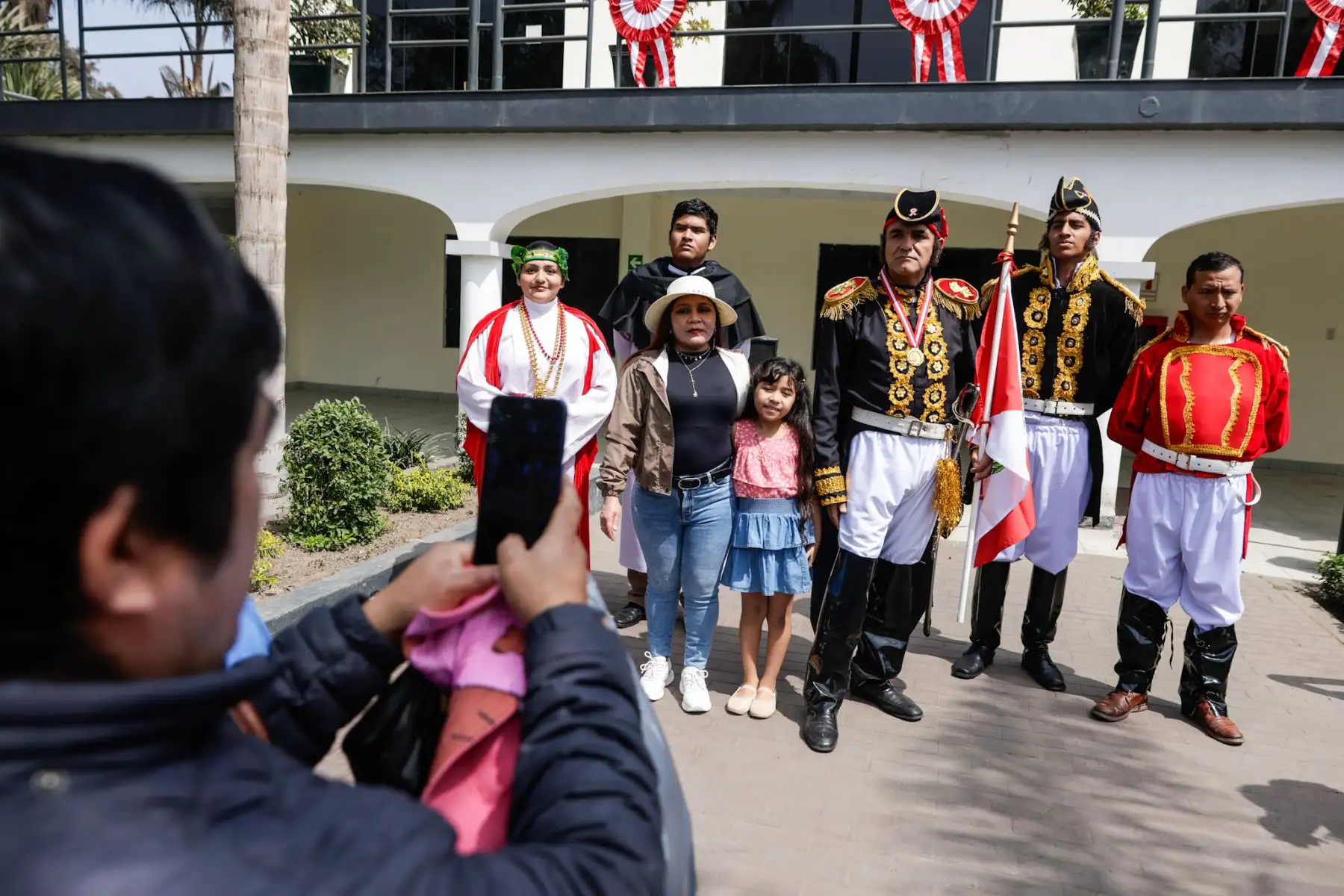 En la sede Huachipa del Parque de las Leyendas se llevó a cabo la escenificación del “Sueño de San Martín y Proclamación de la Independencia”, como parte de las celebraciones por Fiestas Patrias. La actividad incluyó una representación teatral con personajes históricos y fue presenciada por decenas de familias en un ambiente patriótico. Foto: ANDINA/Luis Iparraguirre