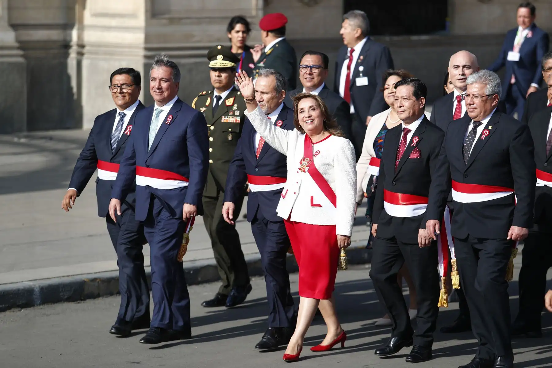 La presidenta de la República, Dina Boluarte, se retira del Congreso y retorna a pie a Palacio de Gobierno junto con los miembros de su Gabinete Ministerial, tras brindar su Mensaje a la Nación por 28 de julio. Foto: ANDINA/Daniel Bracamonte