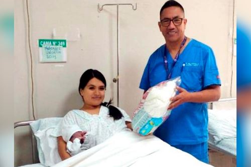 El pequeño Harry llegó al mundo por parto normal a las 00:35 horas de hoy 28 de julio. Foto: ANDINA/Difusión
