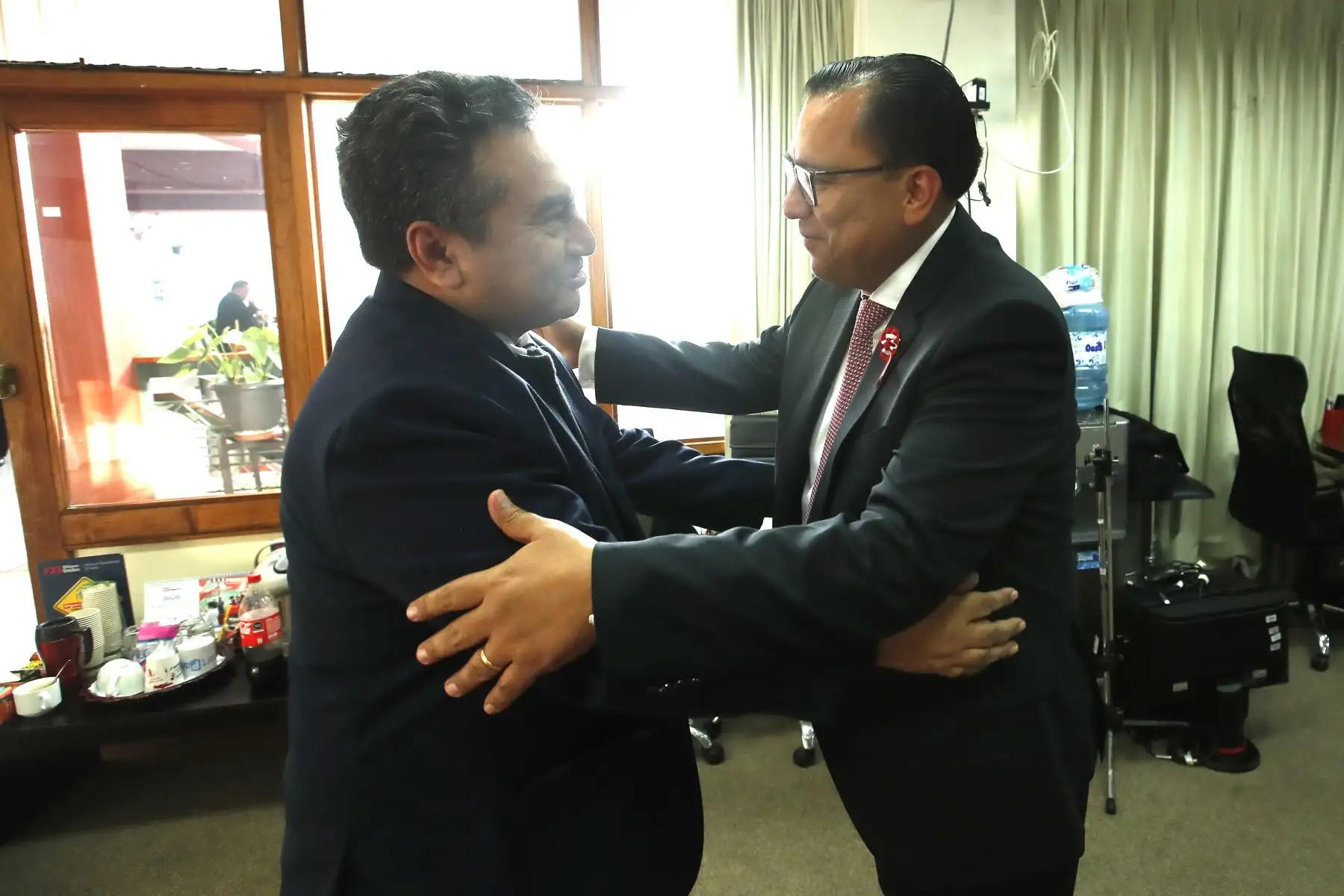 Ministro de la Producción, Sergio González Guerrero y el director del Diario El Peruano y la Agencia Andina  en las instalaciones de Editora Perú.
Foto: ANDINA/Eddy Ramos
