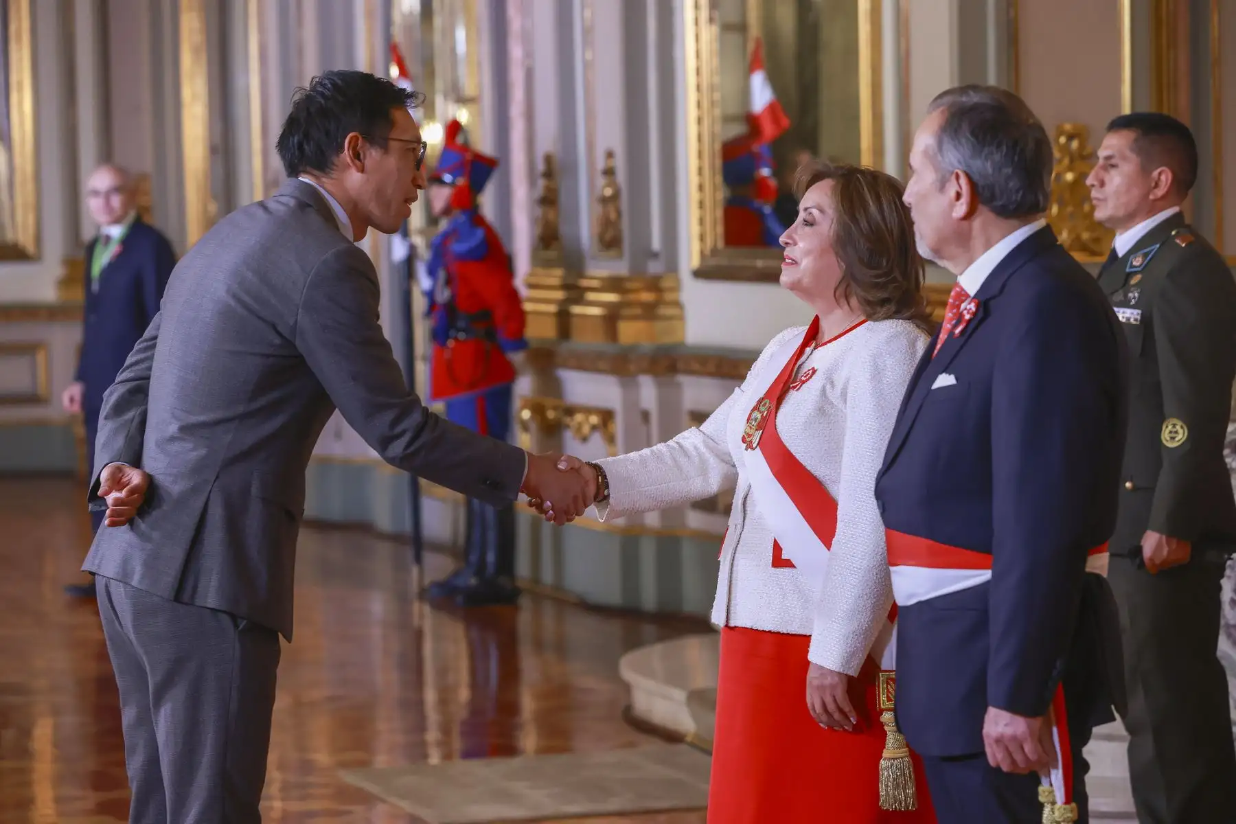Presidenta Dina Boluarte acompañada del canciller Elmer Schialer reciben el saludo del cuerpo diplomático por el Aniversario Patrio. Foto: ANDINA/Prensa Presidencia