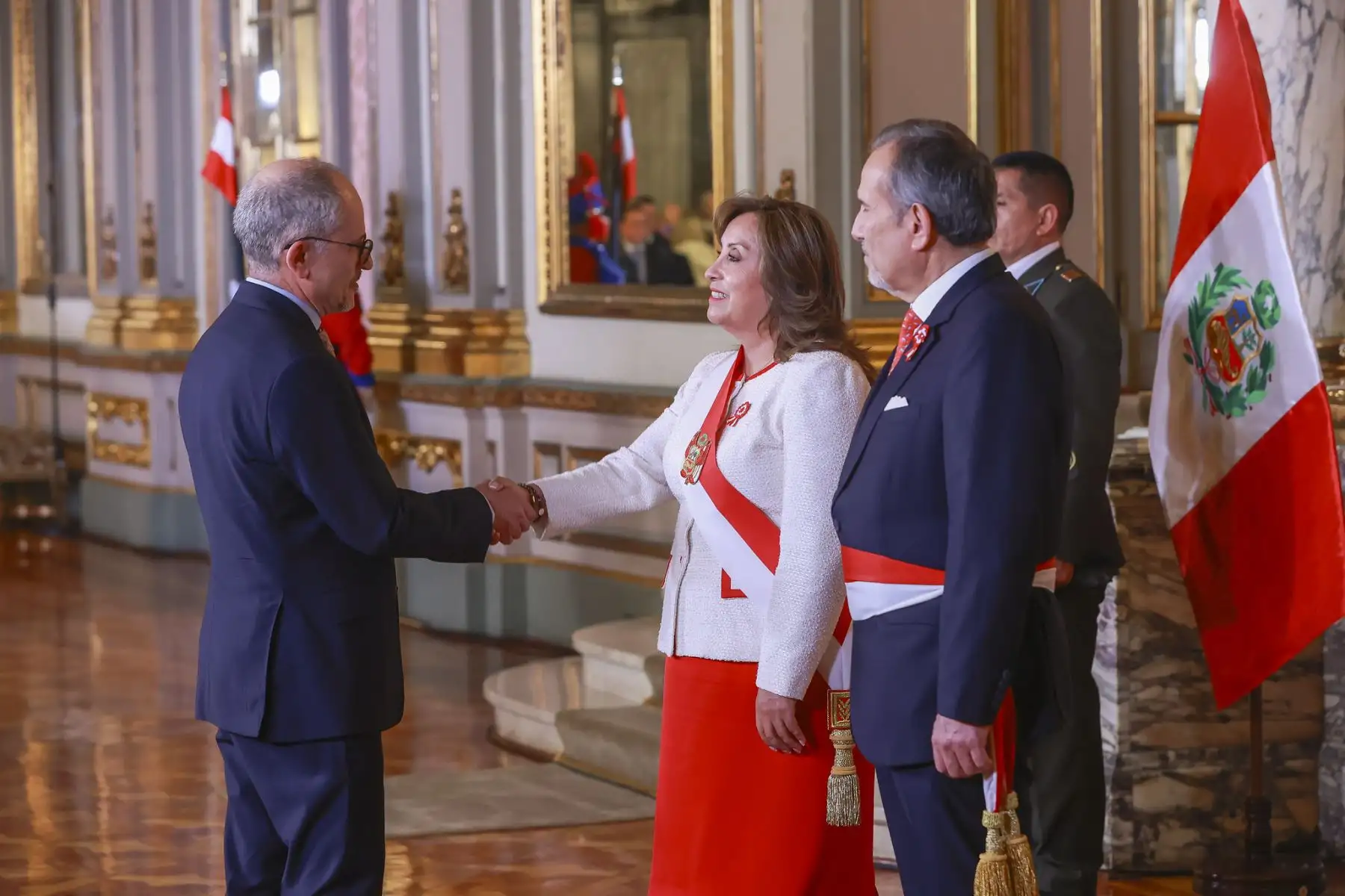 Presidenta Dina Boluarte acompañada del canciller Elmer Schialer reciben el saludo del cuerpo diplomático por el Aniversario Patrio. Foto: ANDINA/Prensa Presidencia