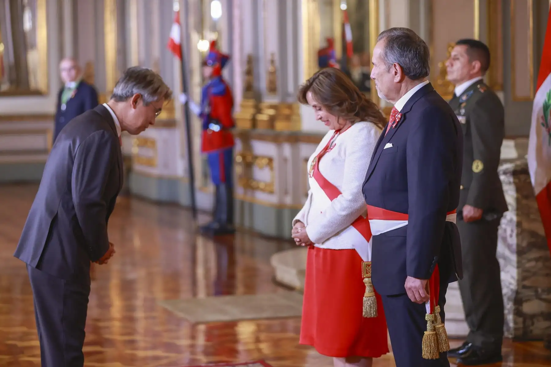 Presidenta Dina Boluarte acompañada del canciller Elmer Schialer reciben el saludo del cuerpo diplomático por el Aniversario Patrio. Foto: ANDINA/Prensa Presidencia