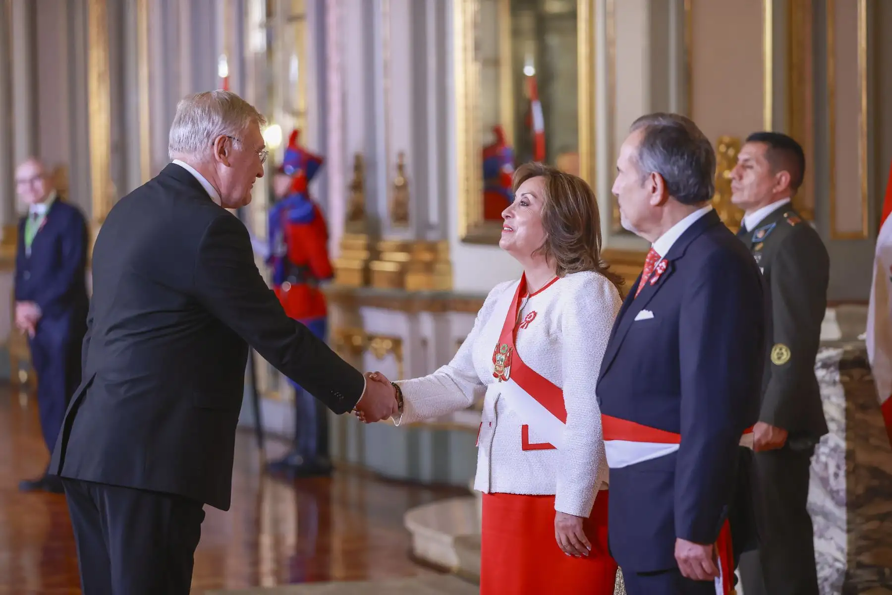 Presidenta Dina Boluarte acompañada del canciller Elmer Schialer reciben el saludo del cuerpo diplomático por el Aniversario Patrio. Foto: ANDINA/Prensa Presidencia
