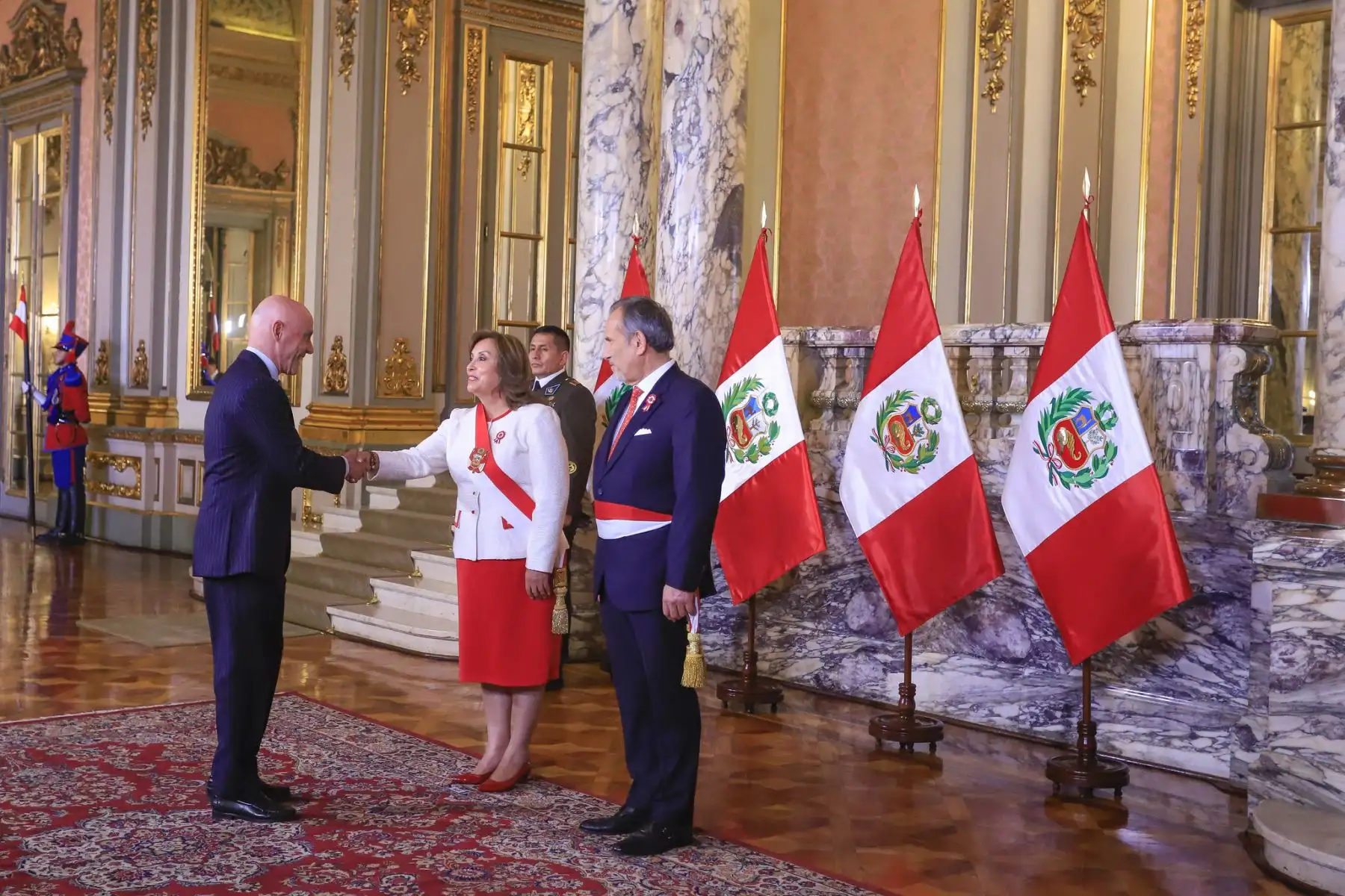 Presidenta Dina Boluarte acompañada del canciller Elmer Schialer reciben el saludo del cuerpo diplomático por el Aniversario Patrio. Foto: ANDINA/Prensa Presidencia