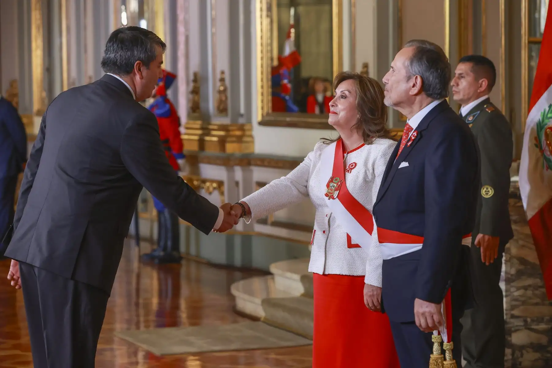 Presidenta Dina Boluarte acompañada del canciller Elmer Schialer reciben el saludo del cuerpo diplomático por el Aniversario Patrio. Foto: ANDINA/Prensa Presidencia