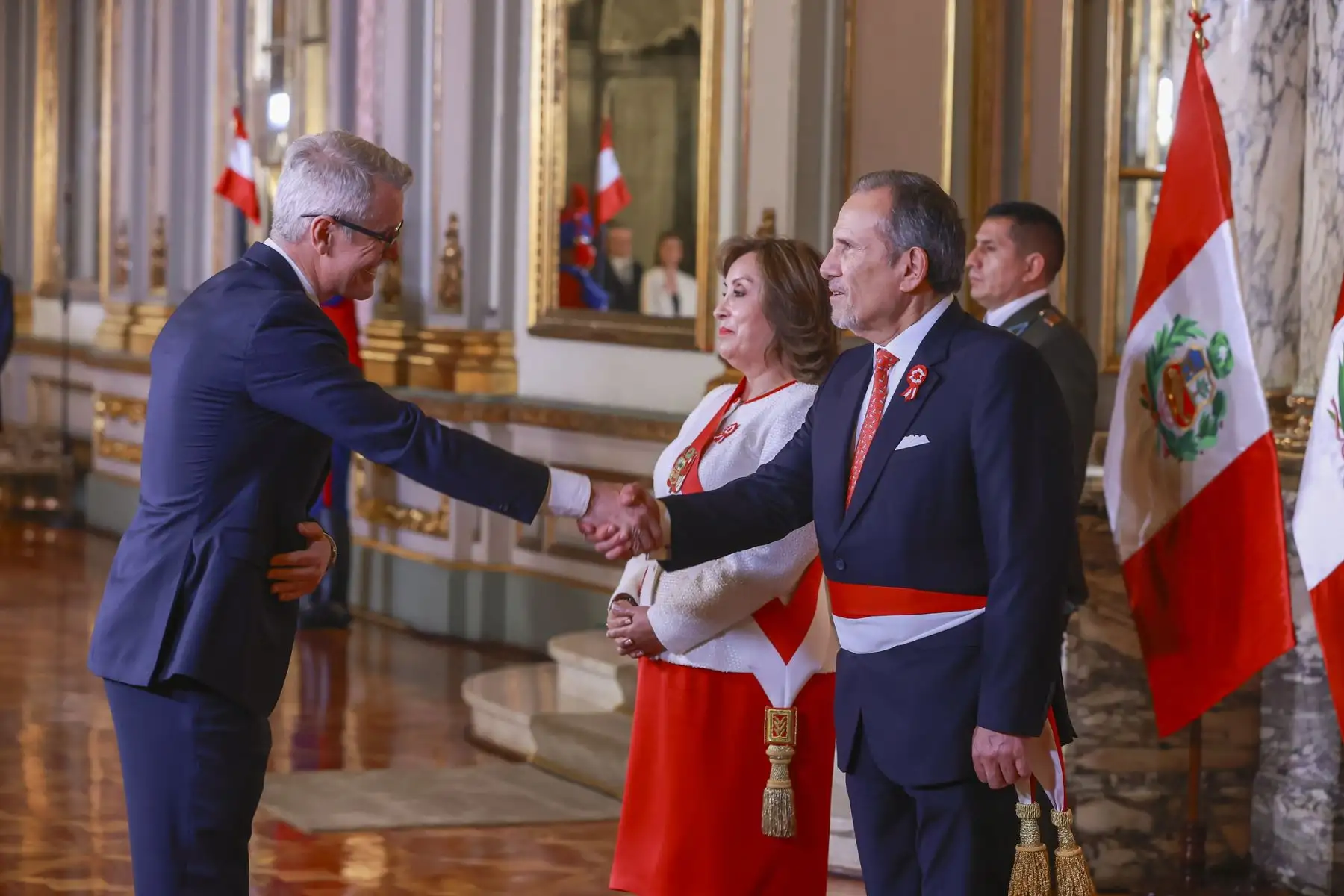 Presidenta Dina Boluarte acompañada del canciller Elmer Schialer reciben el saludo del cuerpo diplomático por el Aniversario Patrio. Foto: ANDINA/Prensa Presidencia