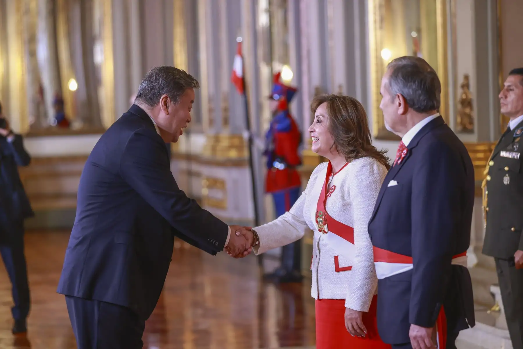 Presidenta Dina Boluarte acompañada del canciller Elmer Schialer reciben el saludo del cuerpo diplomático por el Aniversario Patrio. Foto: ANDINA/Prensa Presidencia