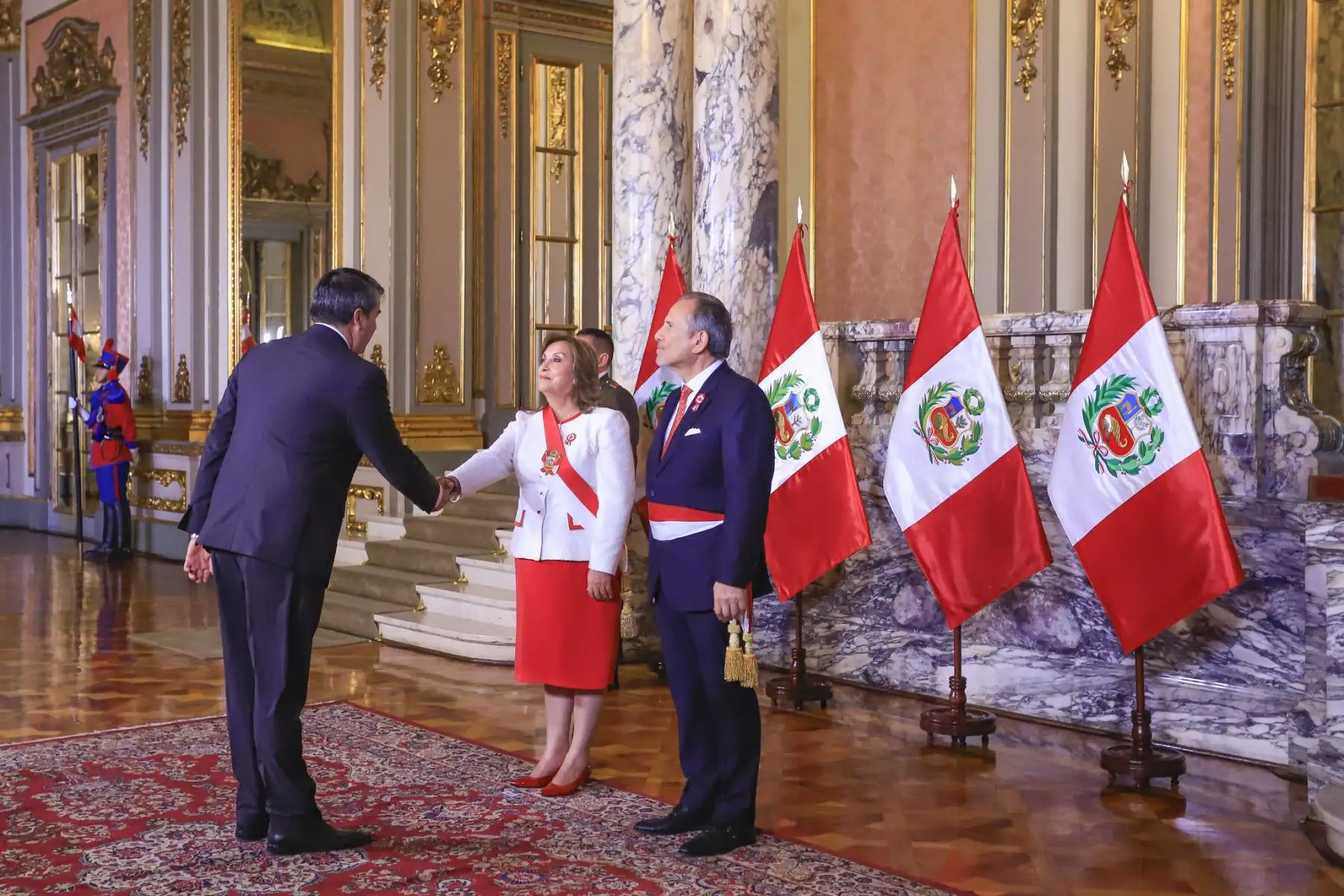 Presidenta Dina Boluarte acompañada del canciller Elmer Schialer reciben el saludo del cuerpo diplomático por el Aniversario Patrio. Foto: ANDINA/Prensa Presidencia