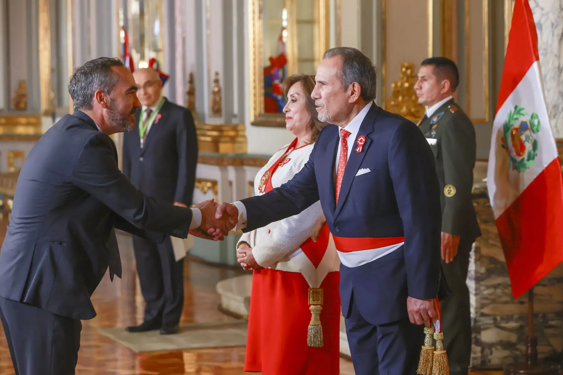 Presidenta Dina Boluarte acompañada del canciller Elmer Schialer reciben el saludo del cuerpo diplomático por el Aniversario Patrio. Foto: ANDINA/Prensa Presidencia