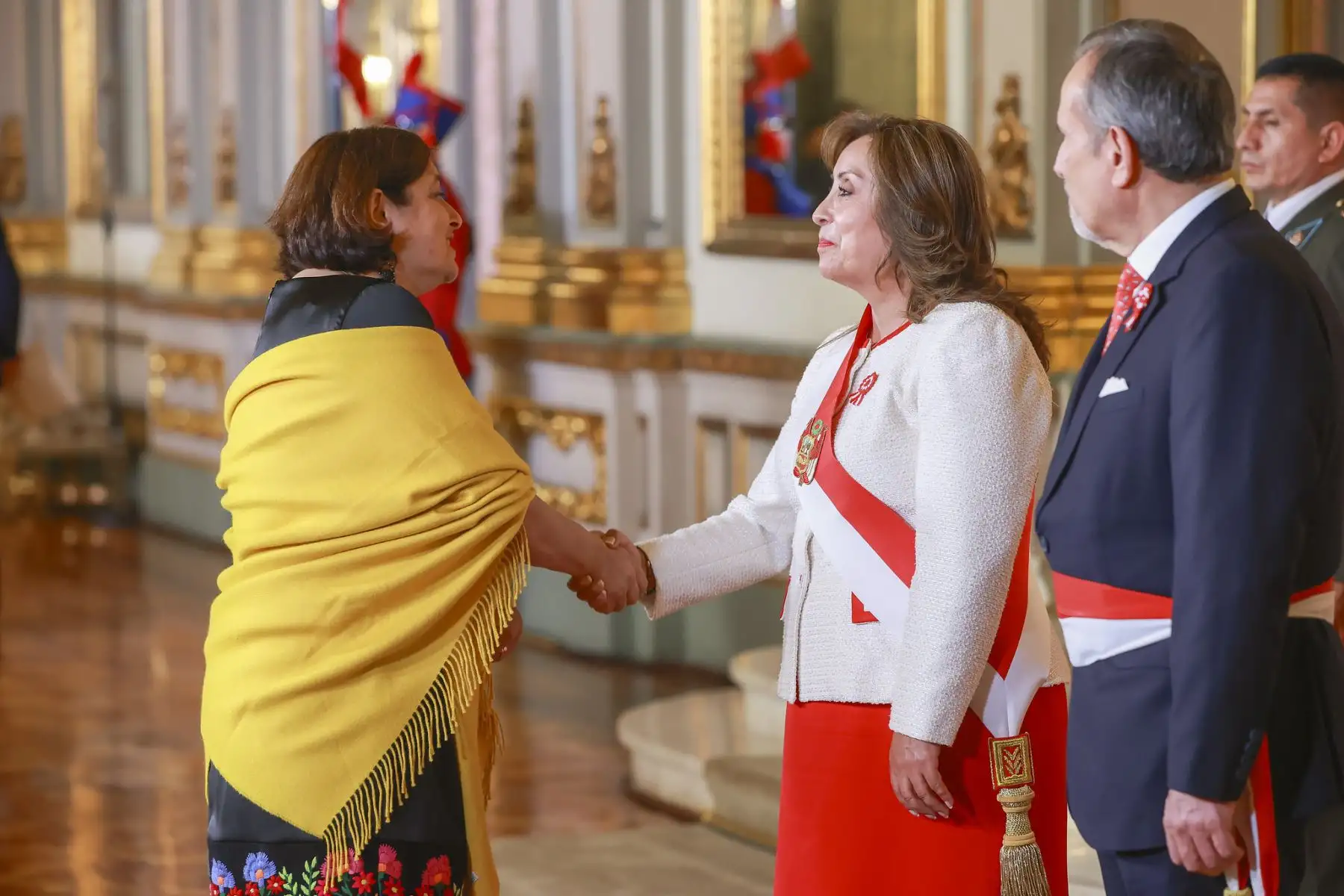 Presidenta Dina Boluarte acompañada del canciller Elmer Schialer reciben el saludo del cuerpo diplomático por el Aniversario Patrio. Foto: ANDINA/Prensa Presidencia