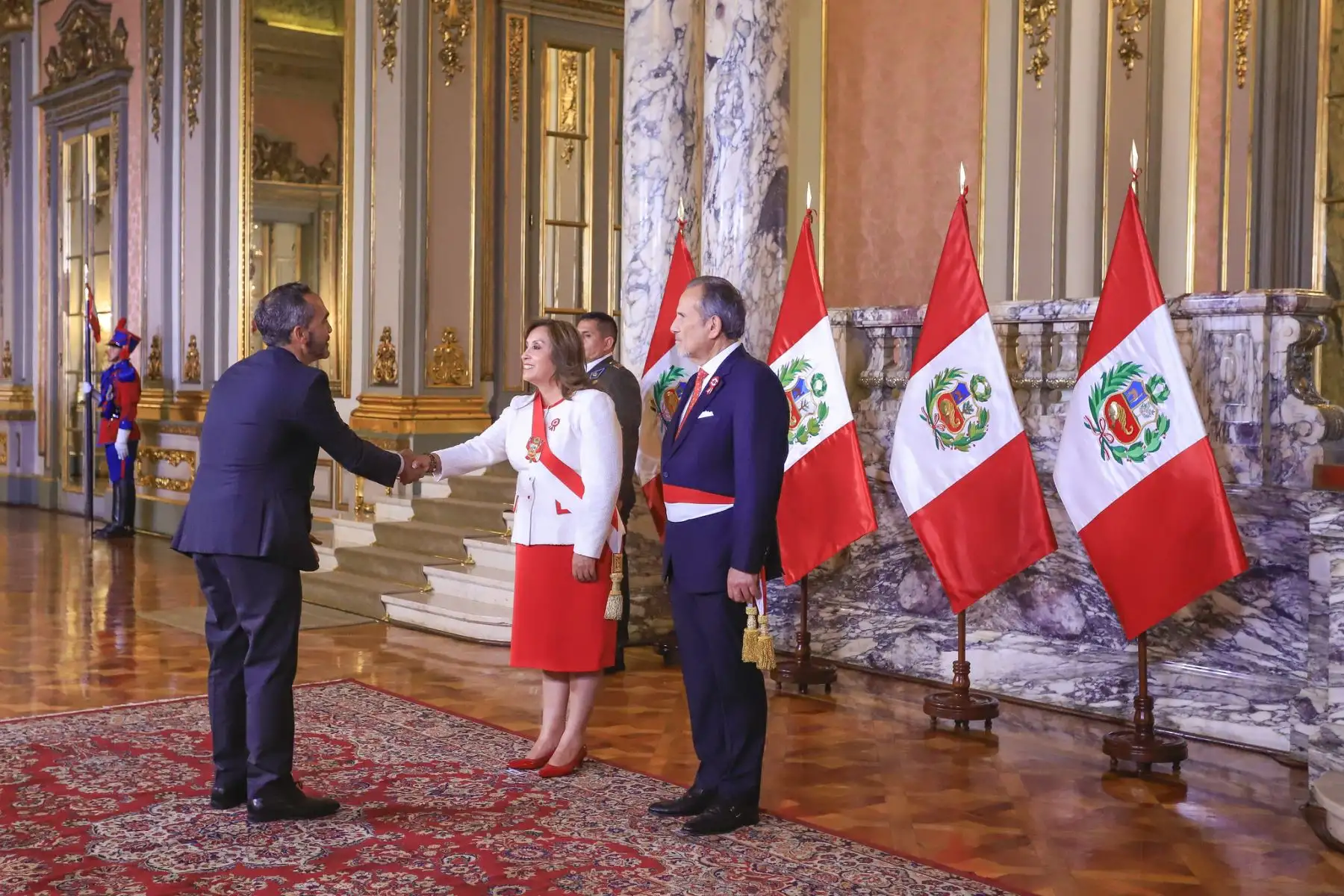 Presidenta Dina Boluarte acompañada del canciller Elmer Schialer reciben el saludo del cuerpo diplomático por el Aniversario Patrio. Foto: ANDINA/Prensa Presidencia