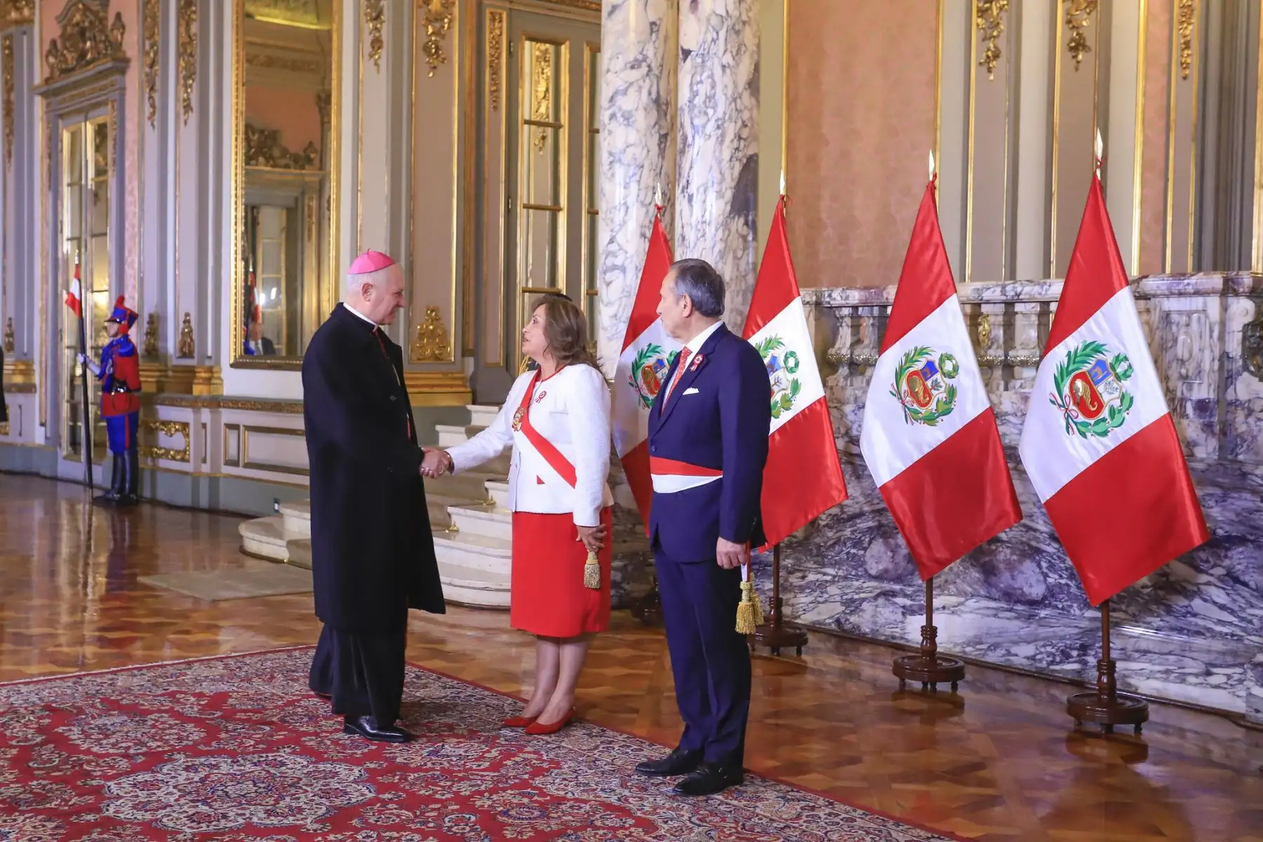 Presidenta Dina Boluarte acompañada del canciller Elmer Schialer reciben el saludo del cuerpo diplomático por el Aniversario Patrio. Foto: ANDINA/Prensa Presidencia