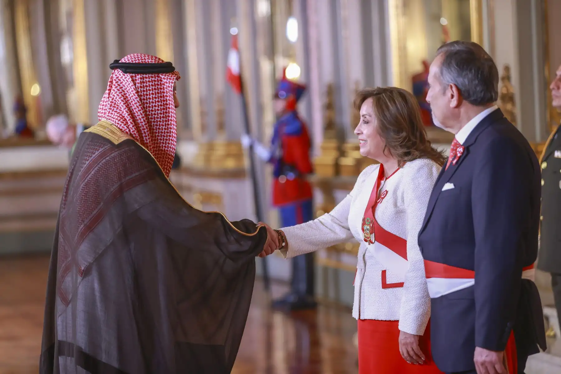 Presidenta Dina Boluarte acompañada del canciller Elmer Schialer reciben el saludo del cuerpo diplomático por el Aniversario Patrio. Foto: ANDINA/Prensa Presidencia
