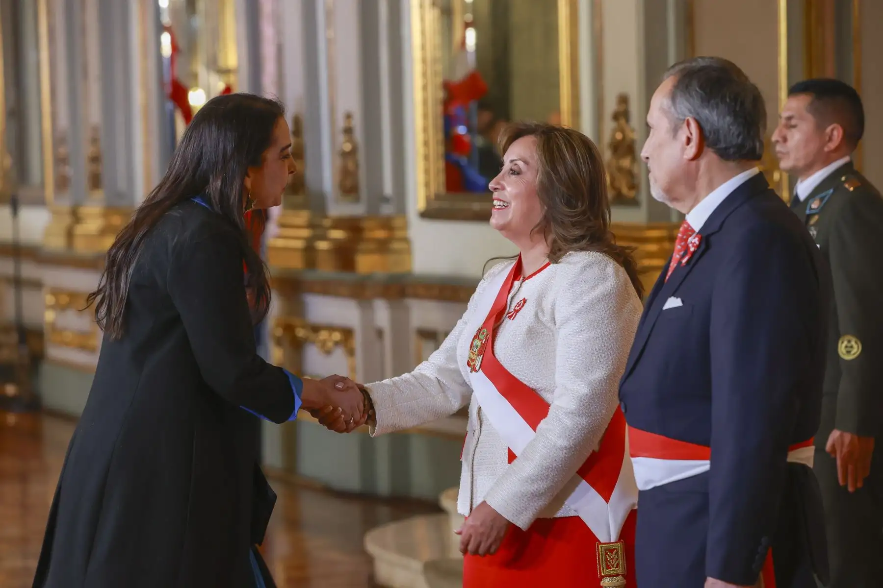 Presidenta Dina Boluarte acompañada del canciller Elmer Schialer reciben el saludo del cuerpo diplomático por el Aniversario Patrio. Foto: ANDINA/Prensa Presidencia