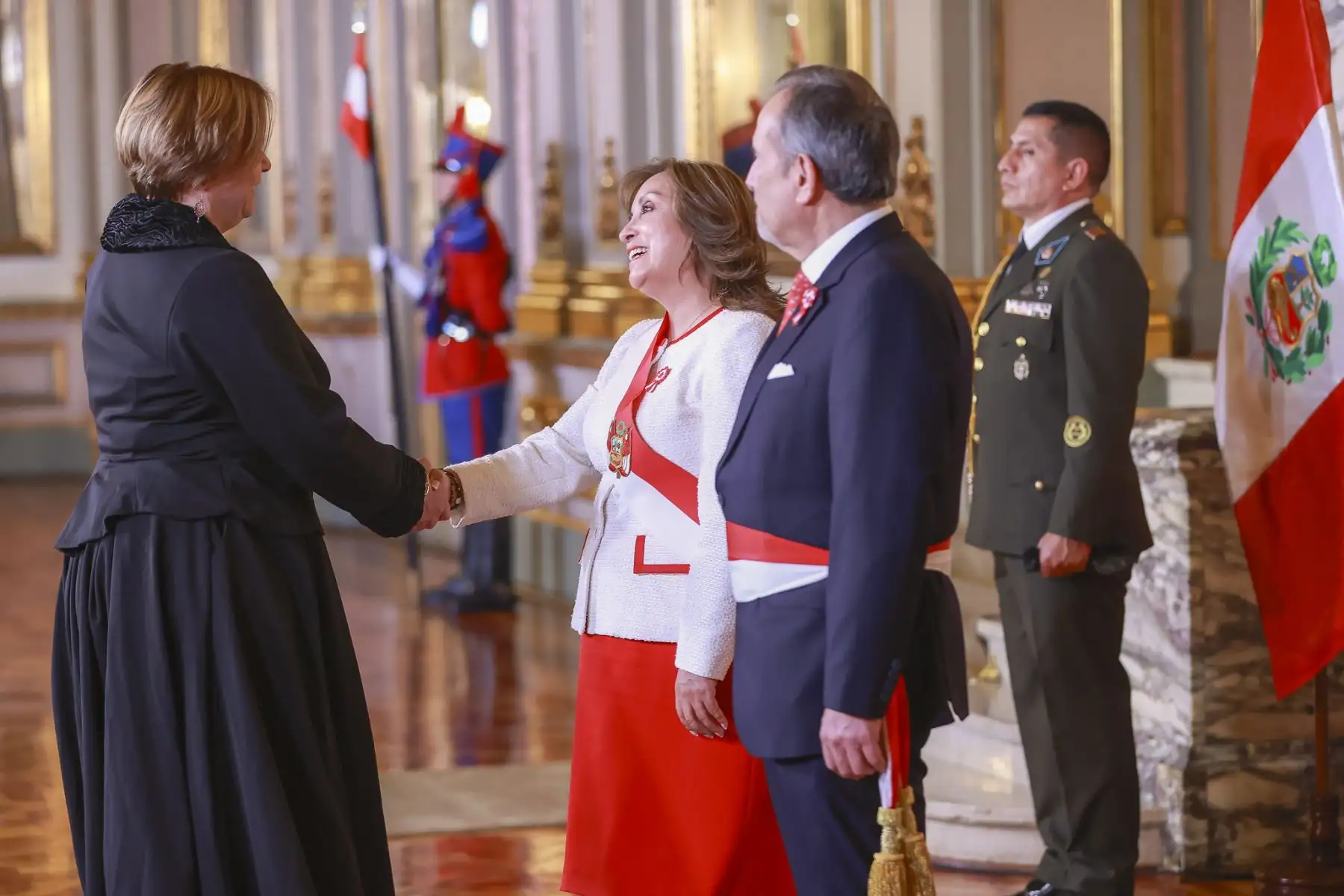 Presidenta Dina Boluarte acompañada del canciller Elmer Schialer reciben el saludo del cuerpo diplomático por el Aniversario Patrio. Foto: ANDINA/Prensa Presidencia
