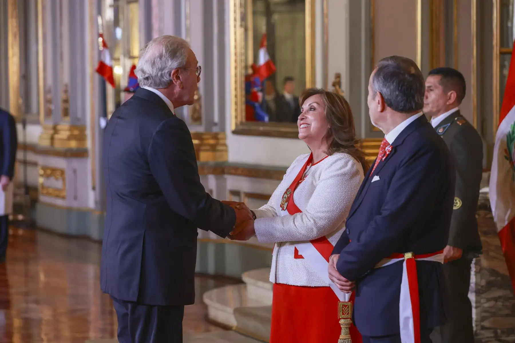 Presidenta Dina Boluarte acompañada del canciller Elmer Schialer reciben el saludo del cuerpo diplomático por el Aniversario Patrio. Foto: ANDINA/Prensa Presidencia