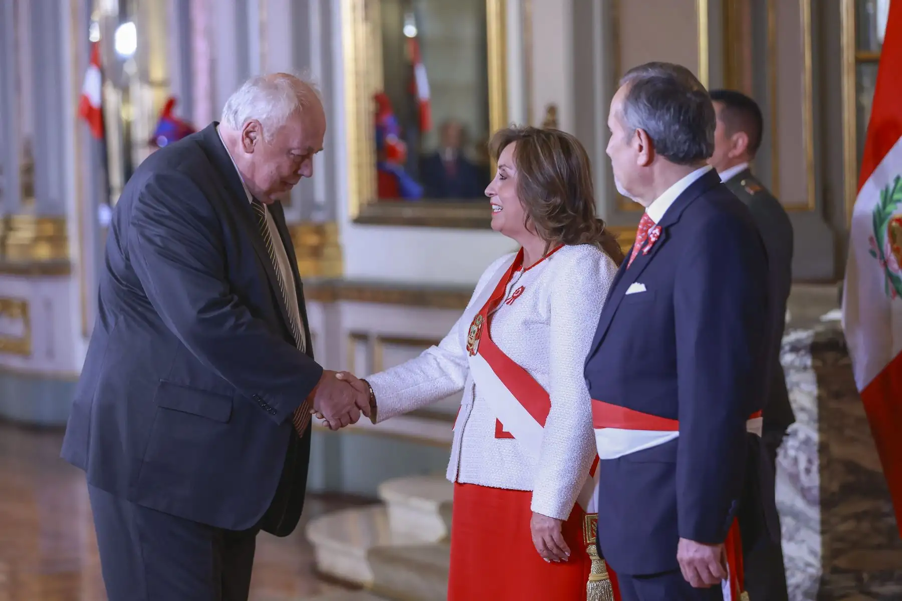 Presidenta Dina Boluarte acompañada del canciller Elmer Schialer reciben el saludo del cuerpo diplomático por el Aniversario Patrio. Foto: ANDINA/Prensa Presidencia