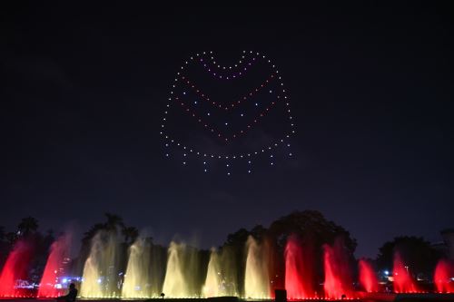 Más de cien drones iluminaron el cielo limeño como estrellas en movimiento y lo transformaron en una gran pantalla de luces. Foto: ANDINA/Serpar