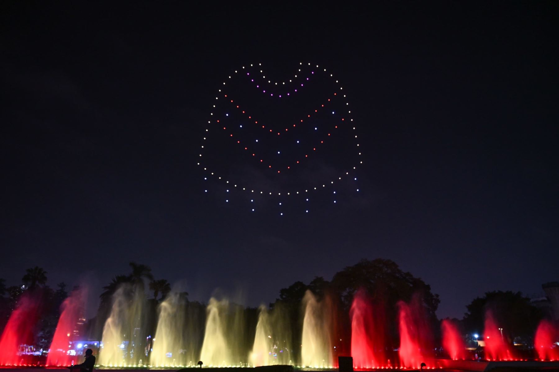 Más de cien drones iluminaron el cielo limeño como estrellas en movimiento y lo transformaron en una gran pantalla de luces. Foto: ANDINA/Serpar