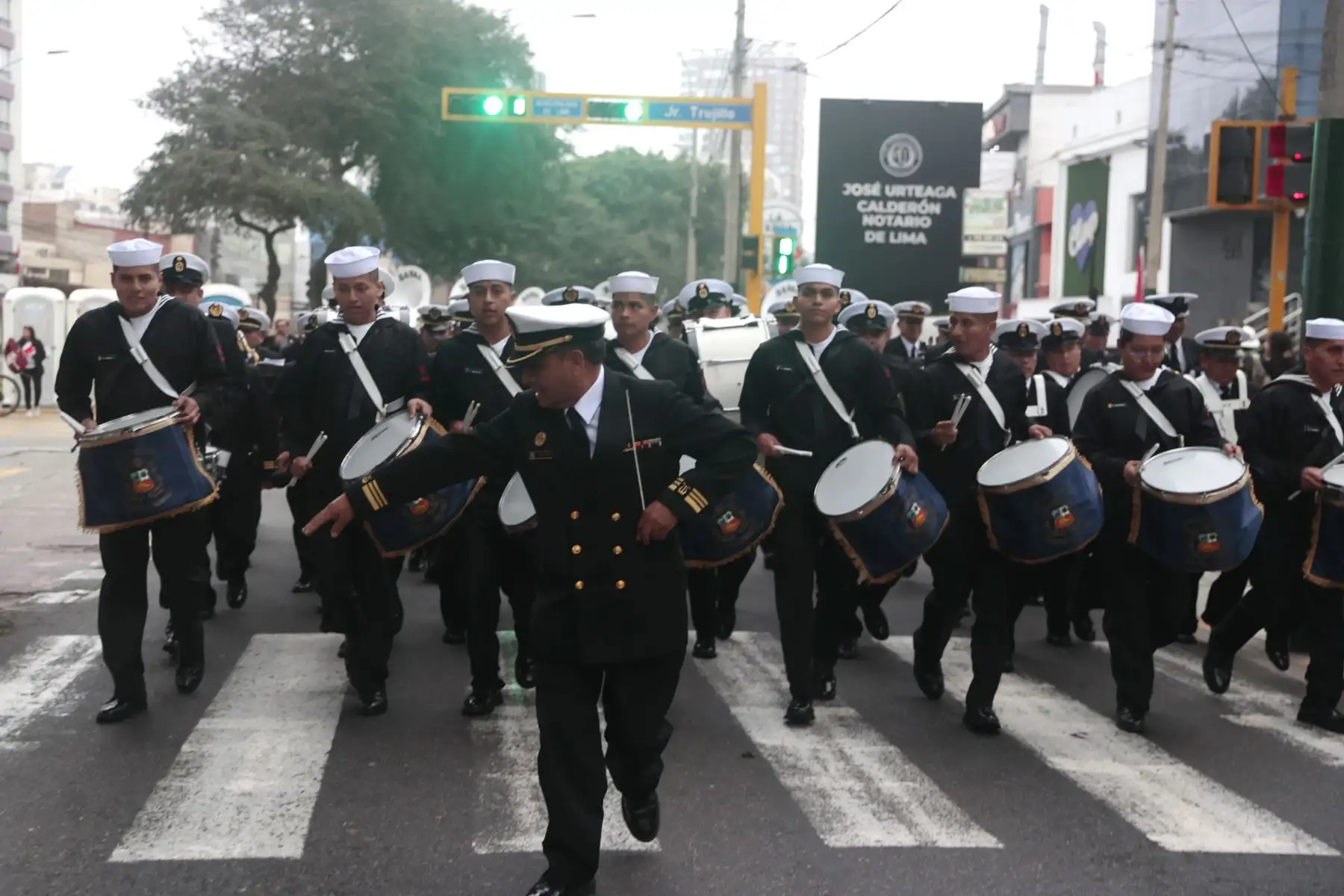 Una vibrante muestra de disciplina y coordinación de movimientos se vive este 29 de julio durante la Gran Parada Cívico Militar. Desde la avenida Brasil, miles de peruanos aprecian el paso firme de hombres y mujeres que llevan la rojiblanca en el pecho.
Foto: ANDINA/Vidal Tarqui