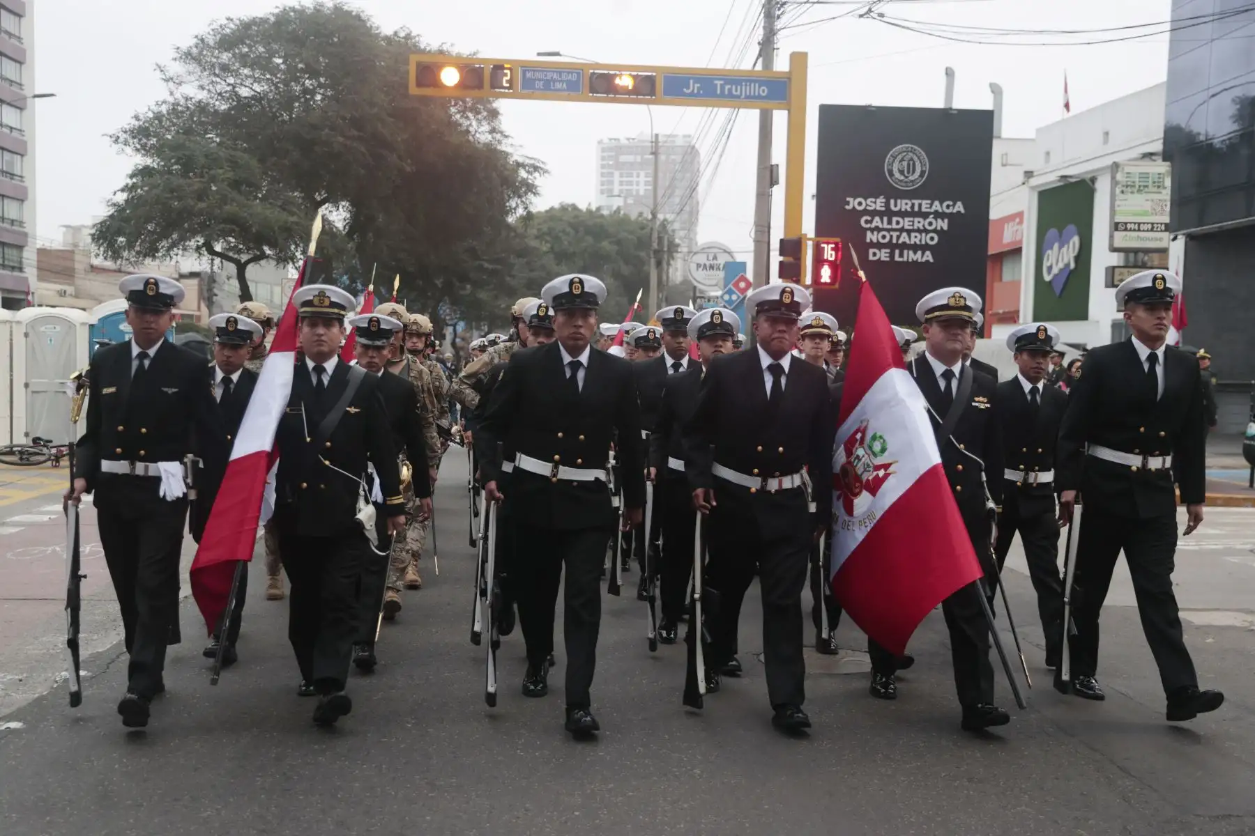 Una vibrante muestra de disciplina y coordinación de movimientos se vive este 29 de julio durante la Gran Parada Cívico Militar. Desde la avenida Brasil, miles de peruanos aprecian el paso firme de hombres y mujeres que llevan la rojiblanca en el pecho.
Foto: ANDINA/Vidal Tarqui